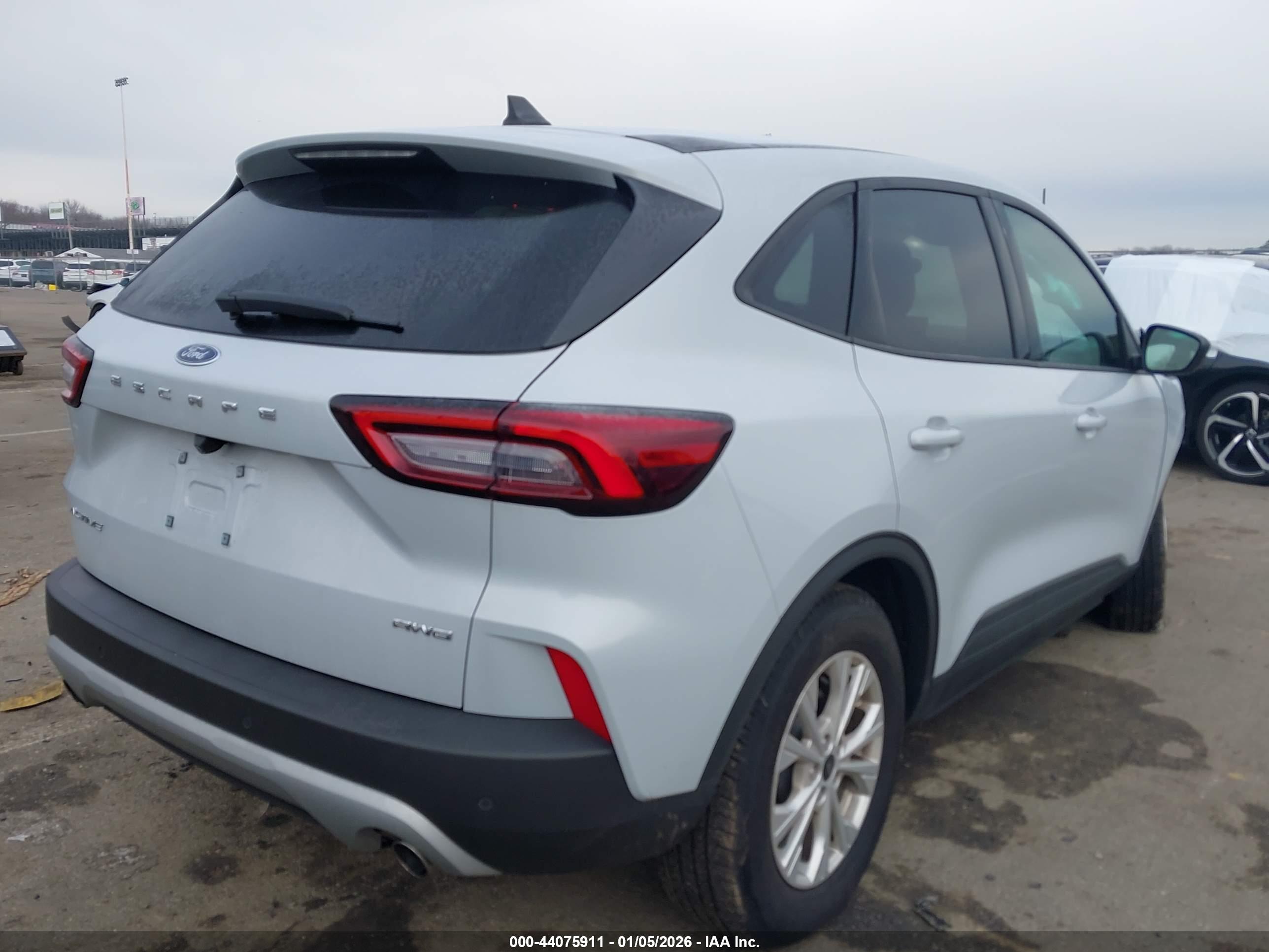 FORD ESCAPE image 4