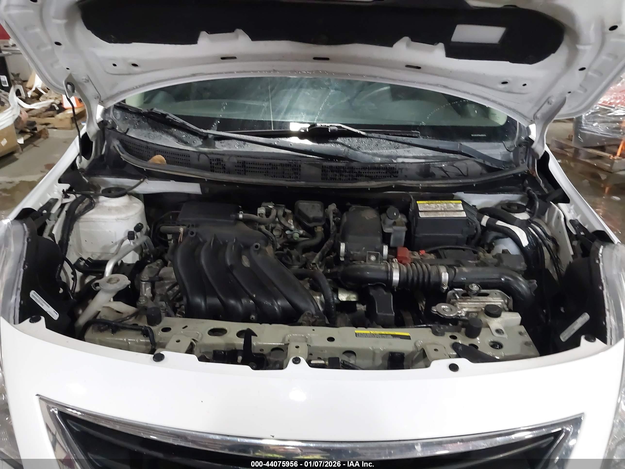 NISSAN VERSA image 10