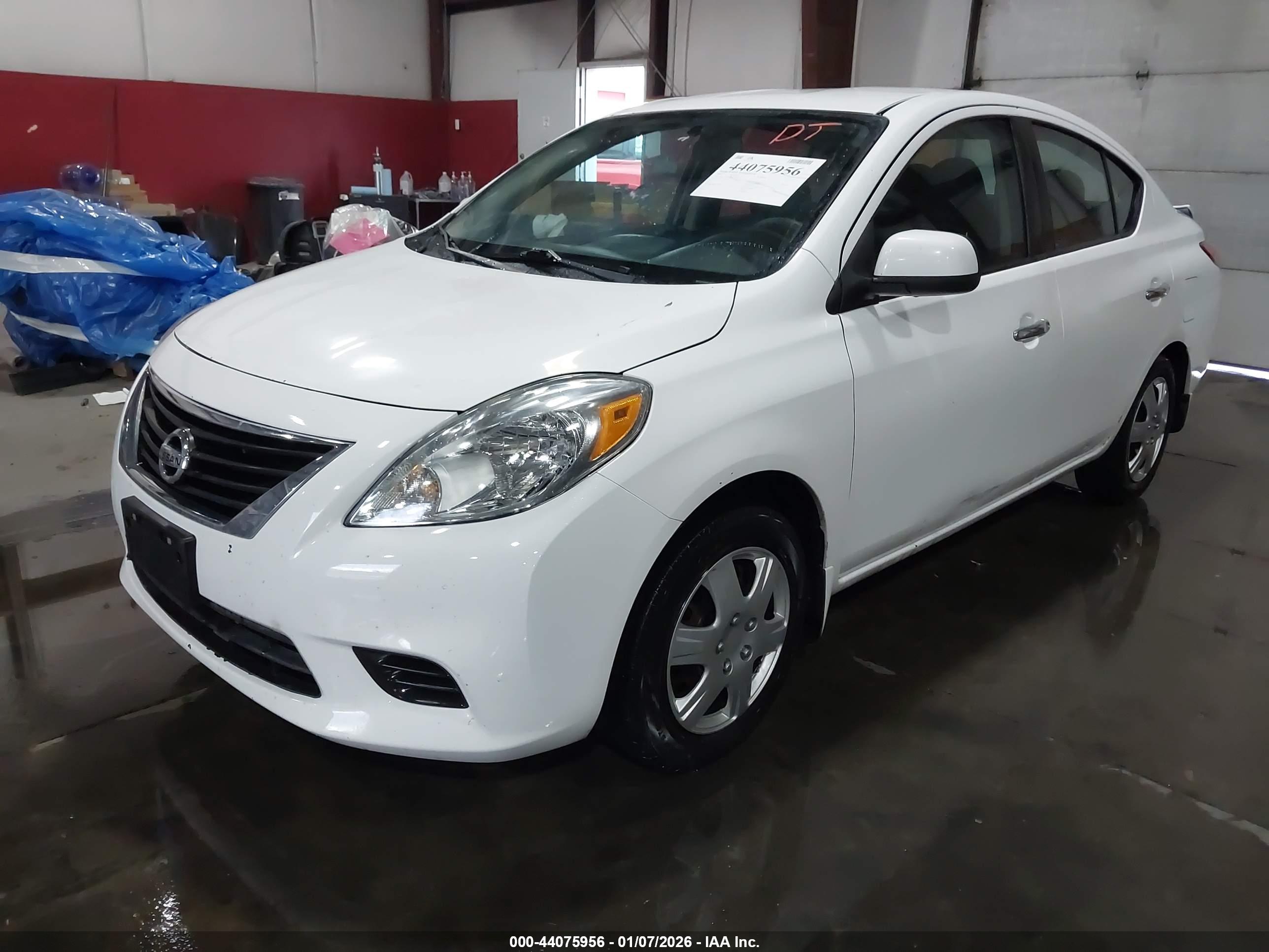 NISSAN VERSA image 2
