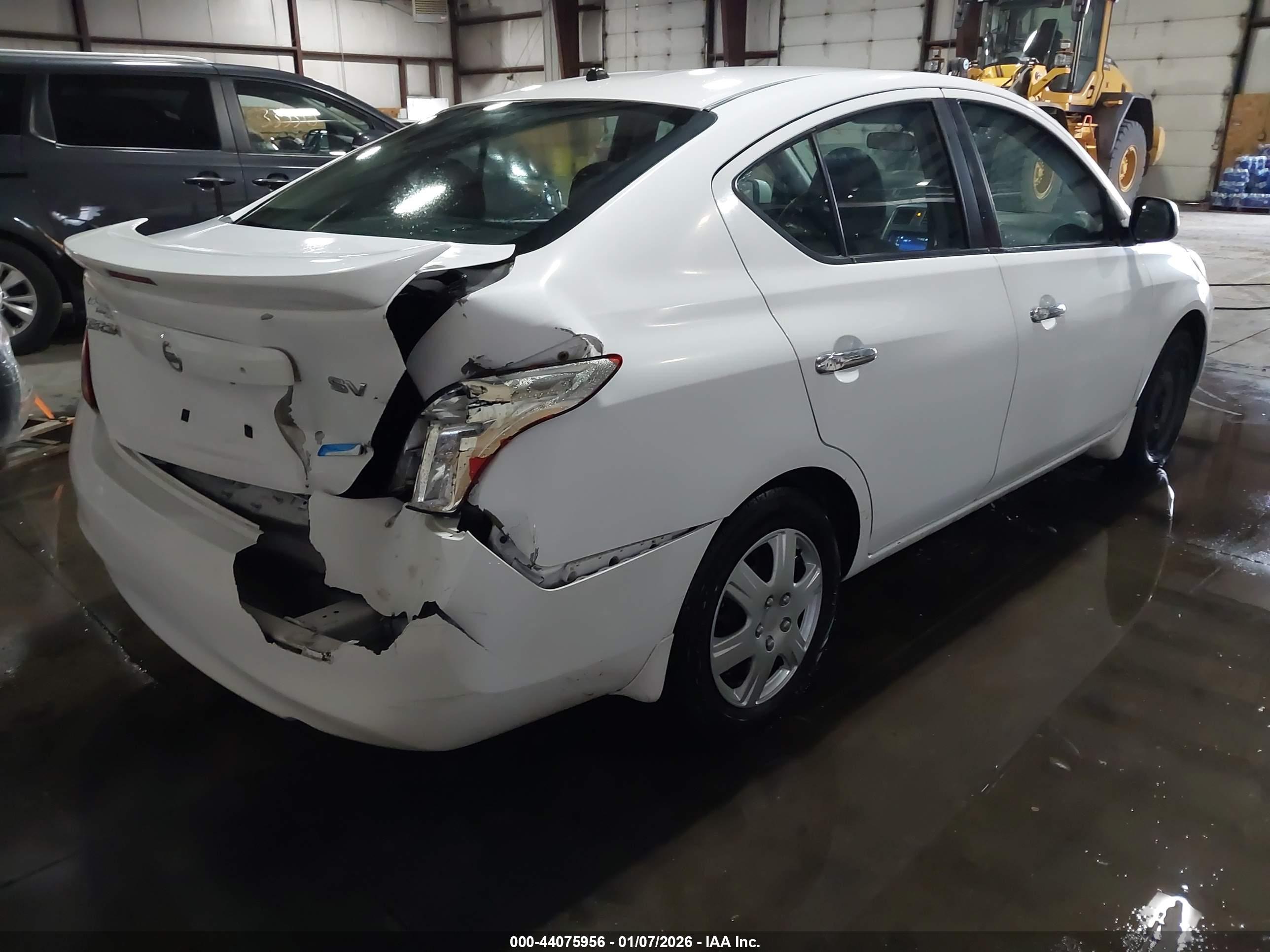 NISSAN VERSA image 4