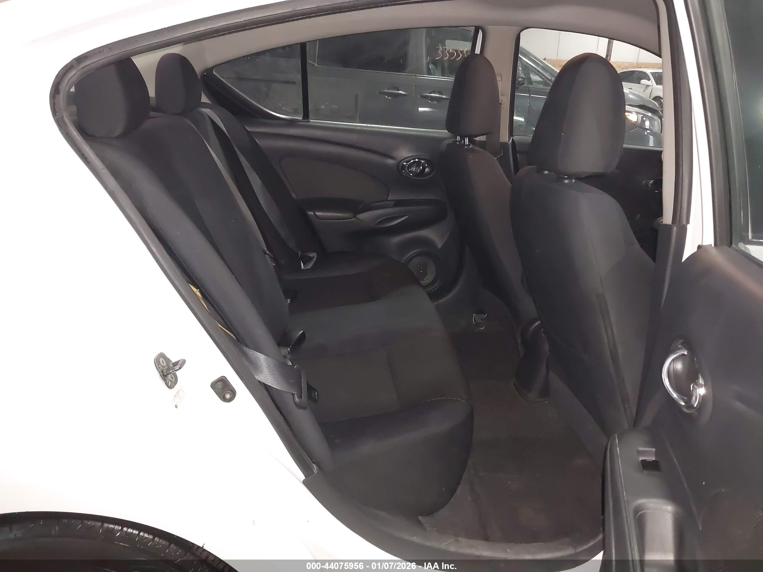 NISSAN VERSA image 8