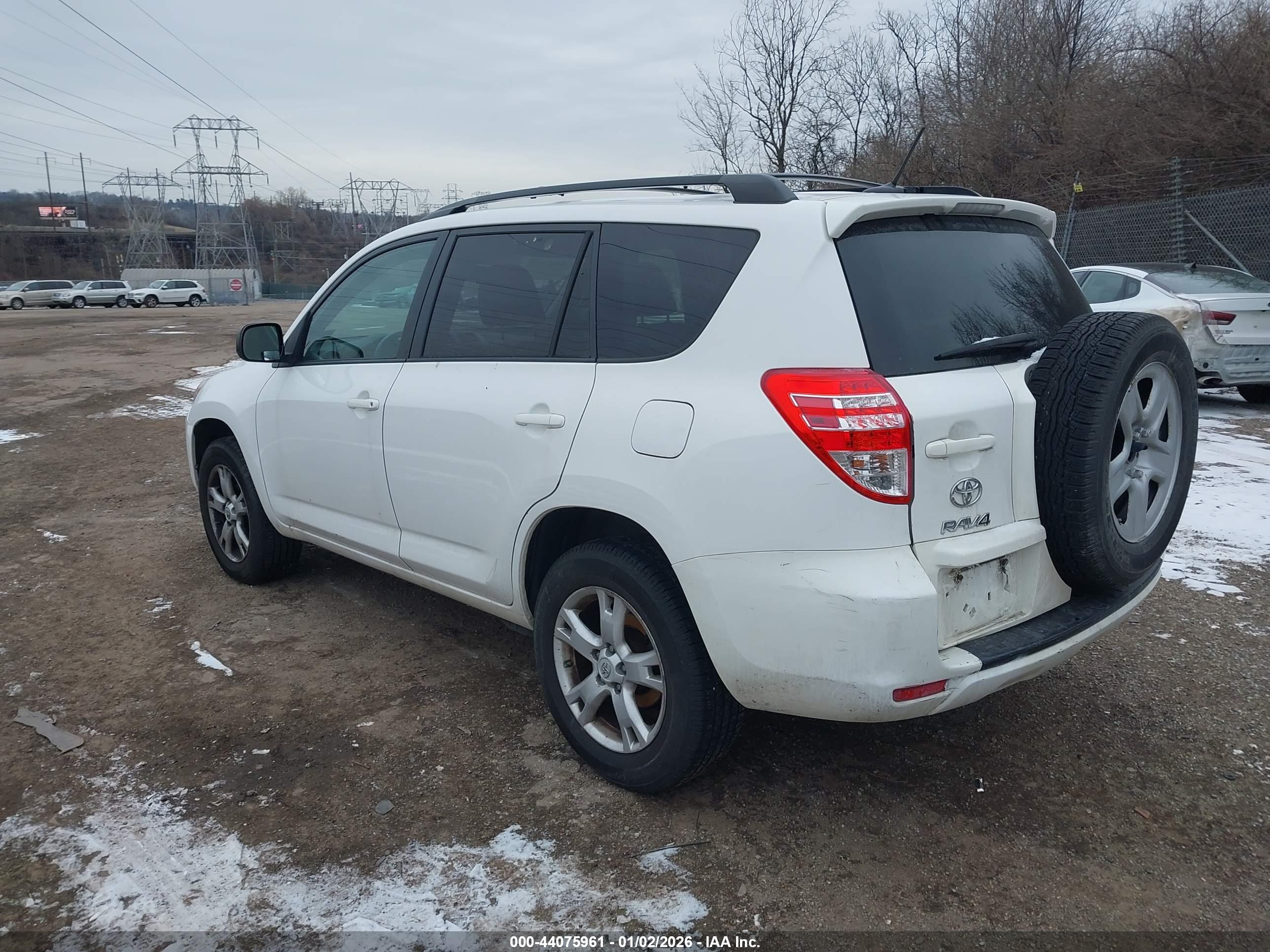 TOYOTA RAV4 image 3