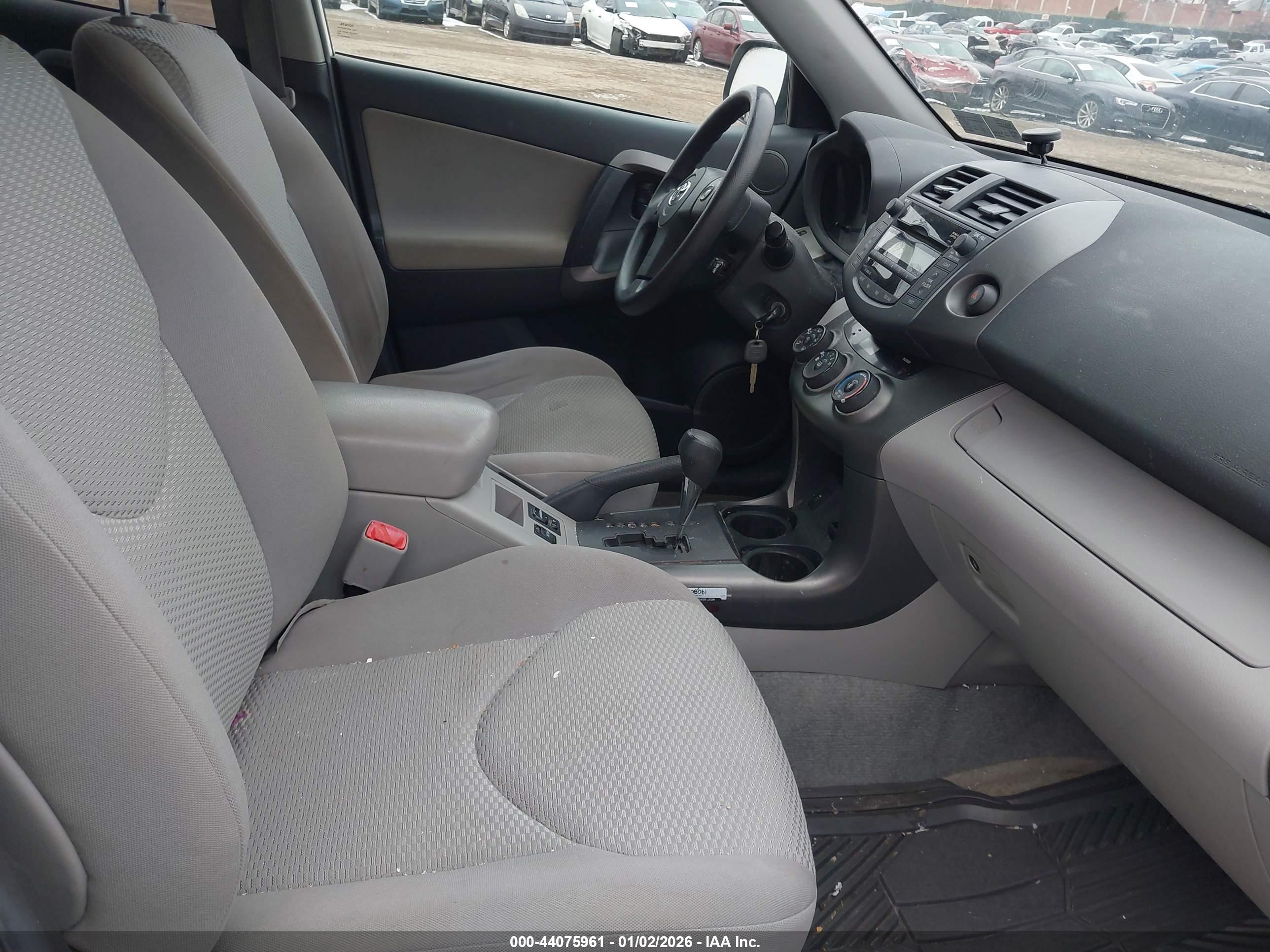 TOYOTA RAV4 image 5