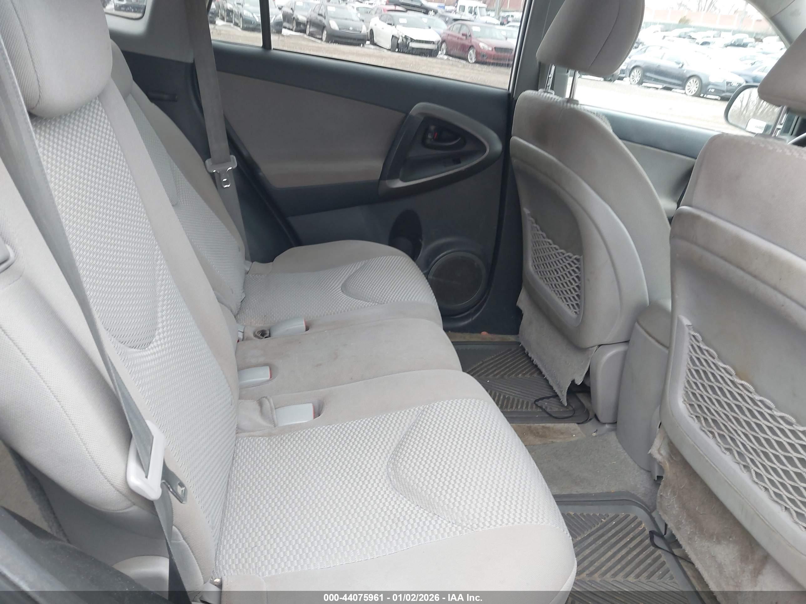 TOYOTA RAV4 image 8