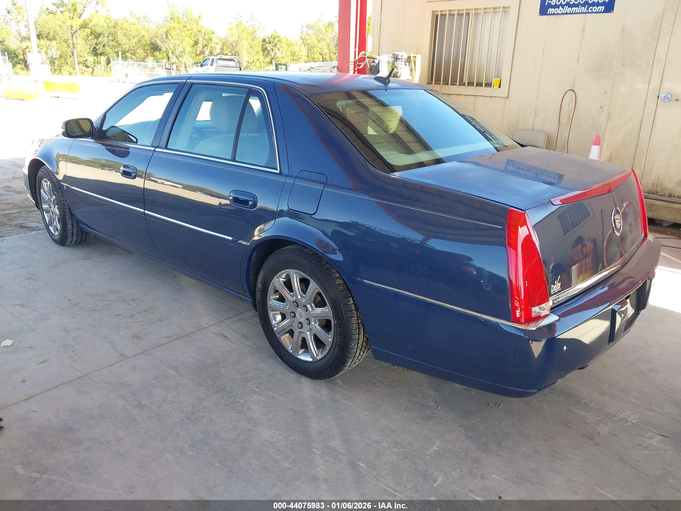 CADILLAC DTS image 3