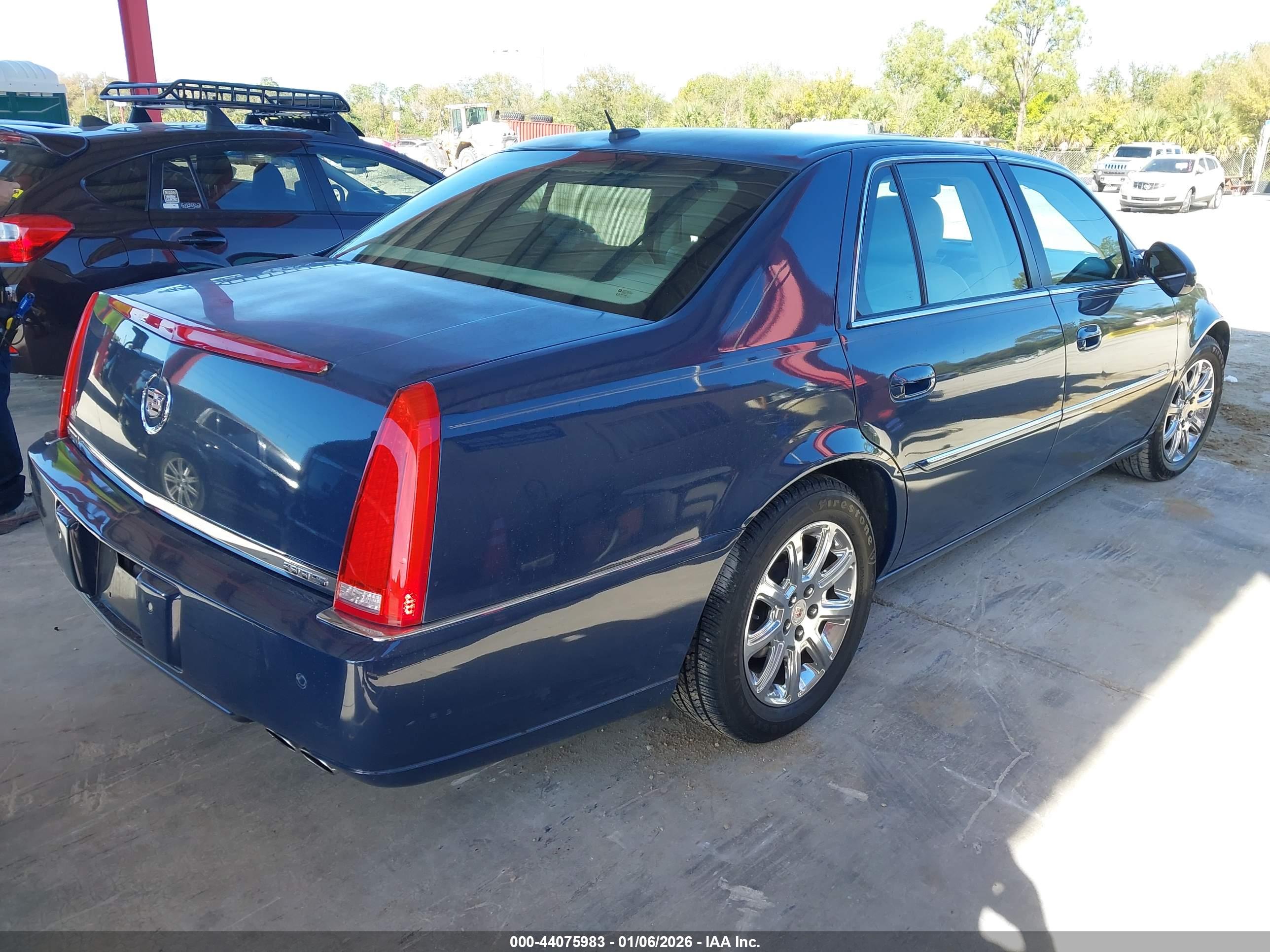 CADILLAC DTS image 4