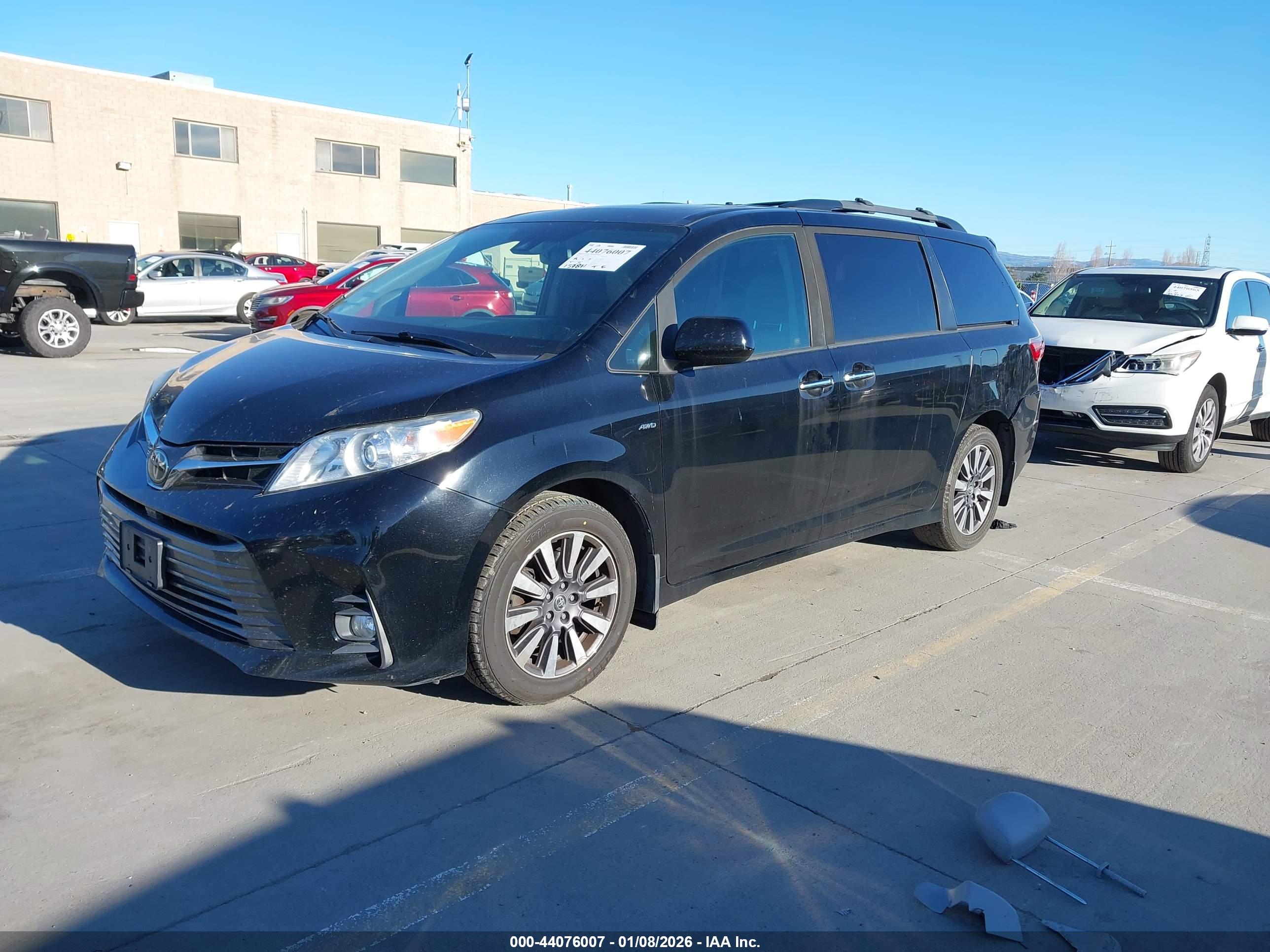 TOYOTA SIENNA image 2