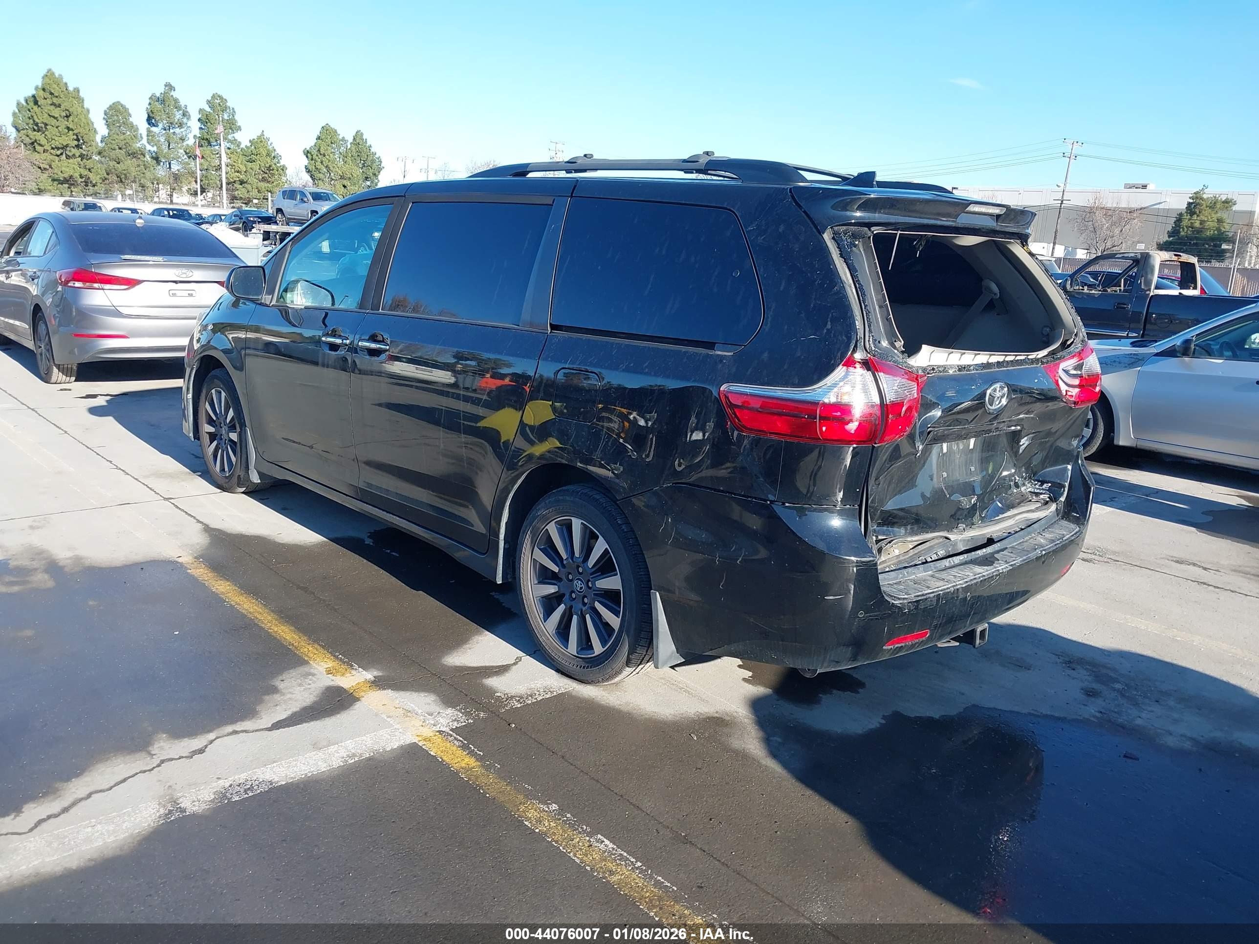 TOYOTA SIENNA image 3