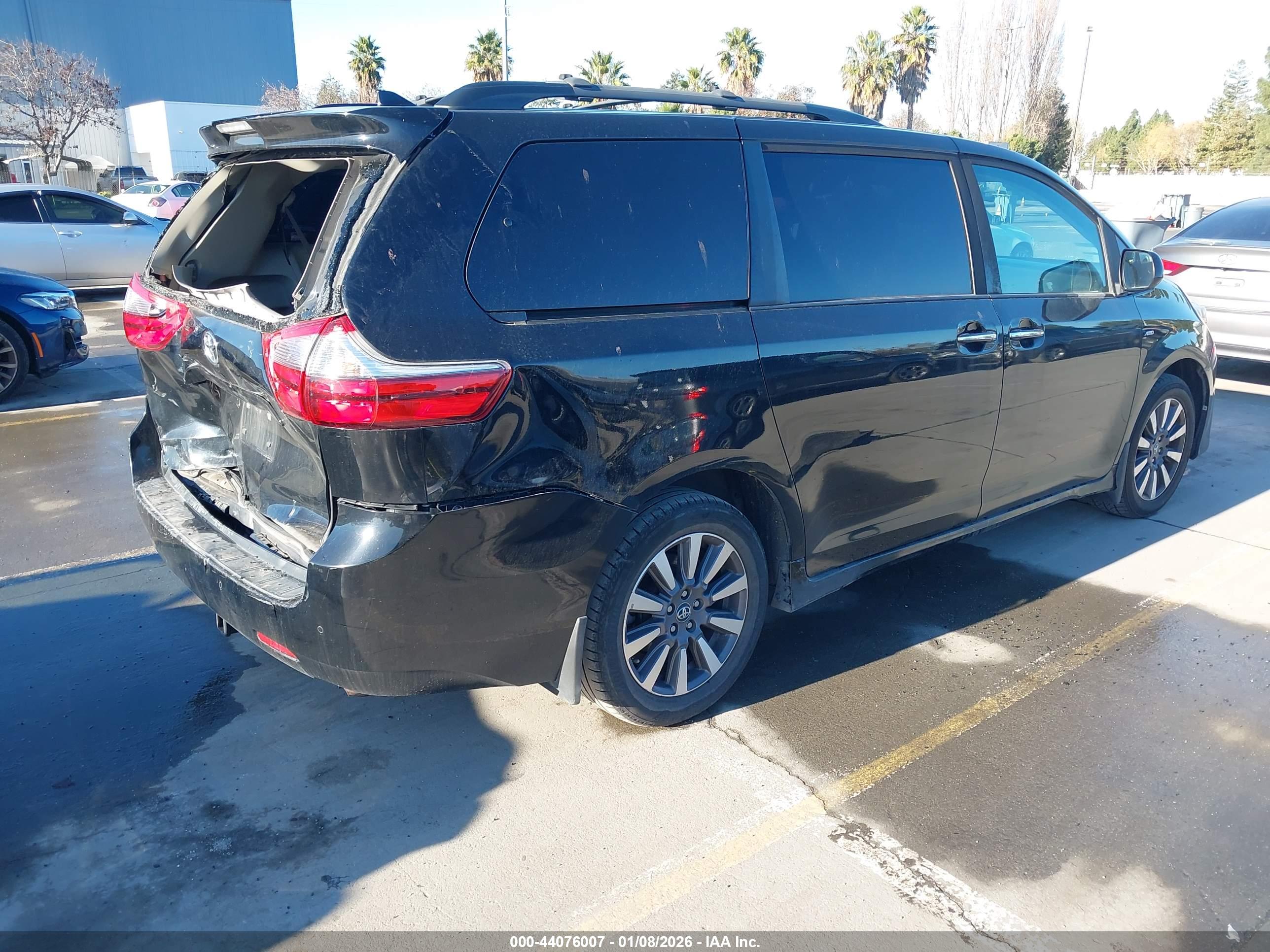 TOYOTA SIENNA image 4