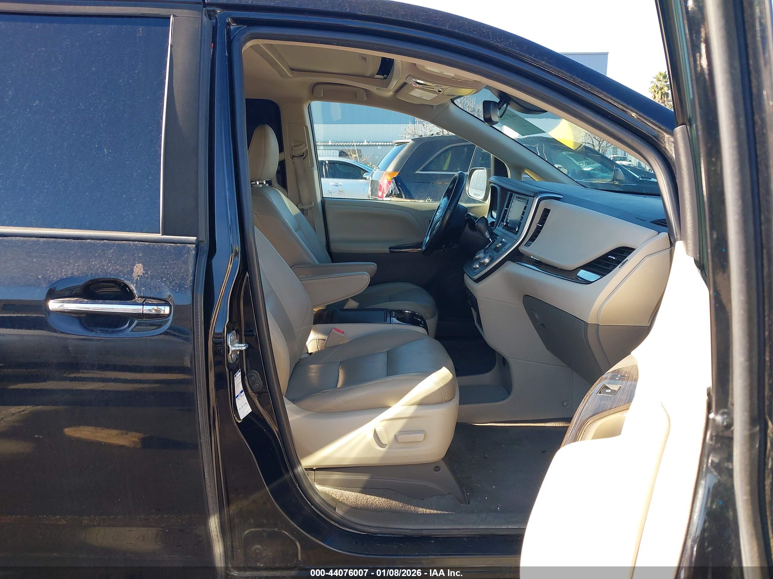 TOYOTA SIENNA image 5