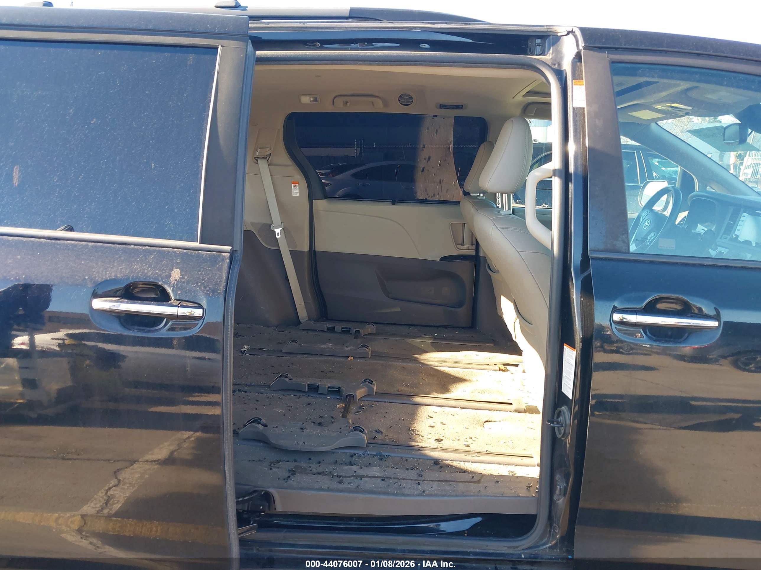 TOYOTA SIENNA image 8
