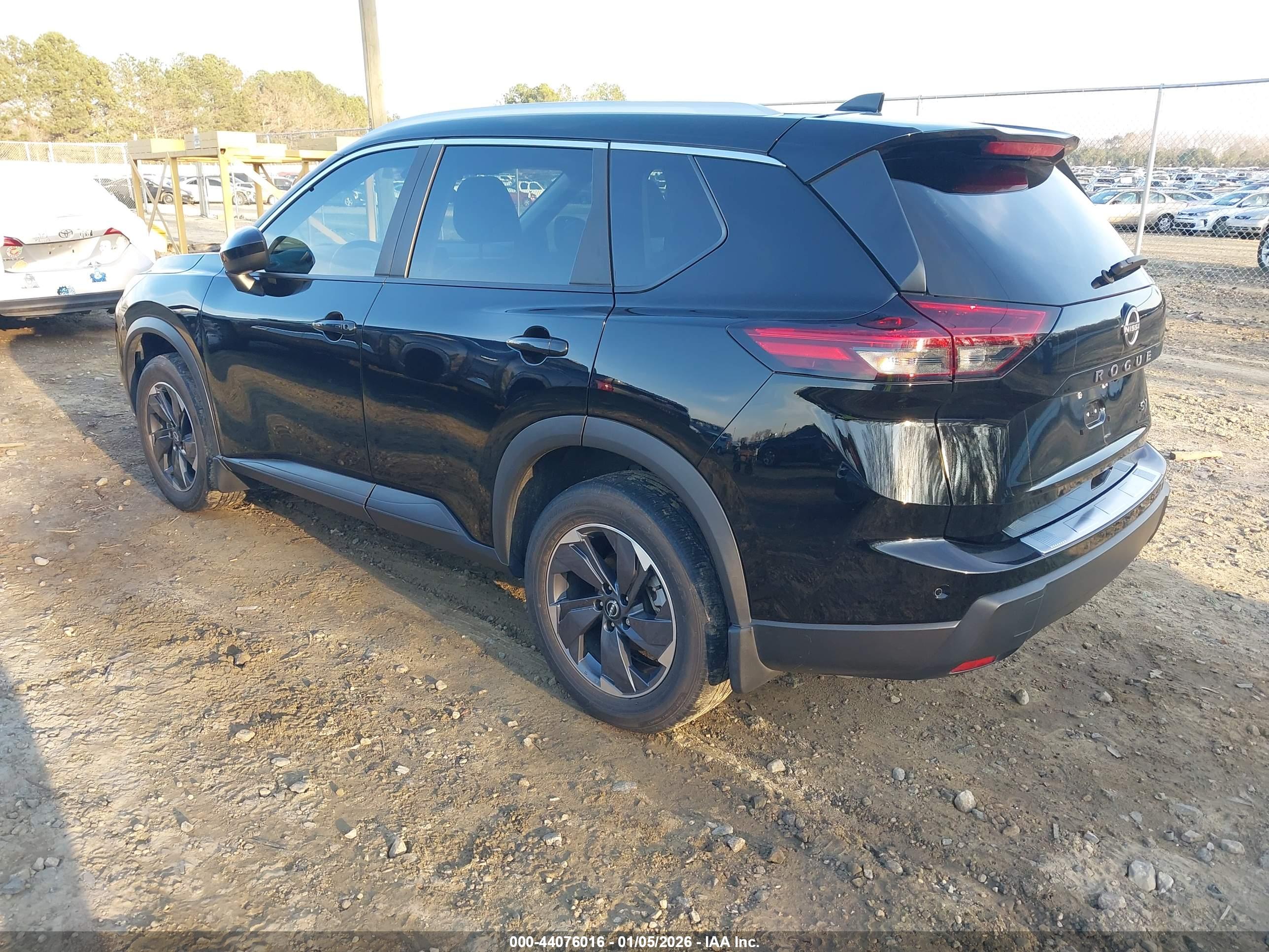 NISSAN ROGUE image 3