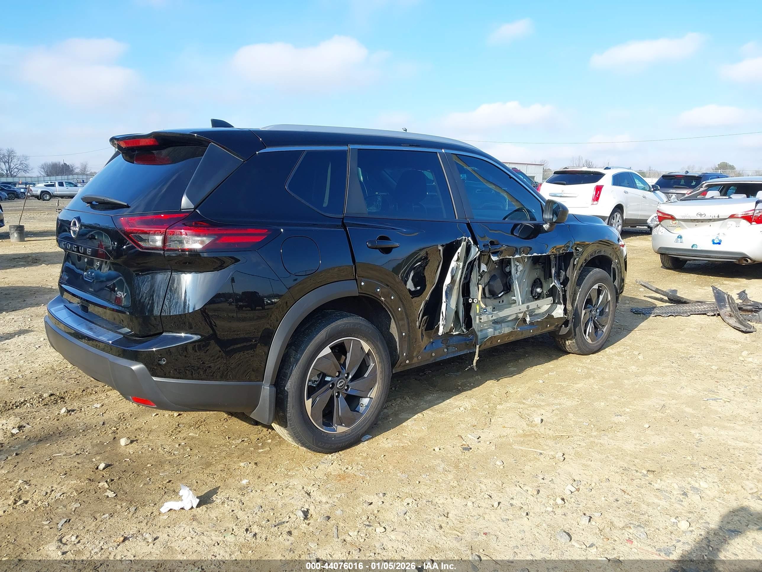 NISSAN ROGUE image 4