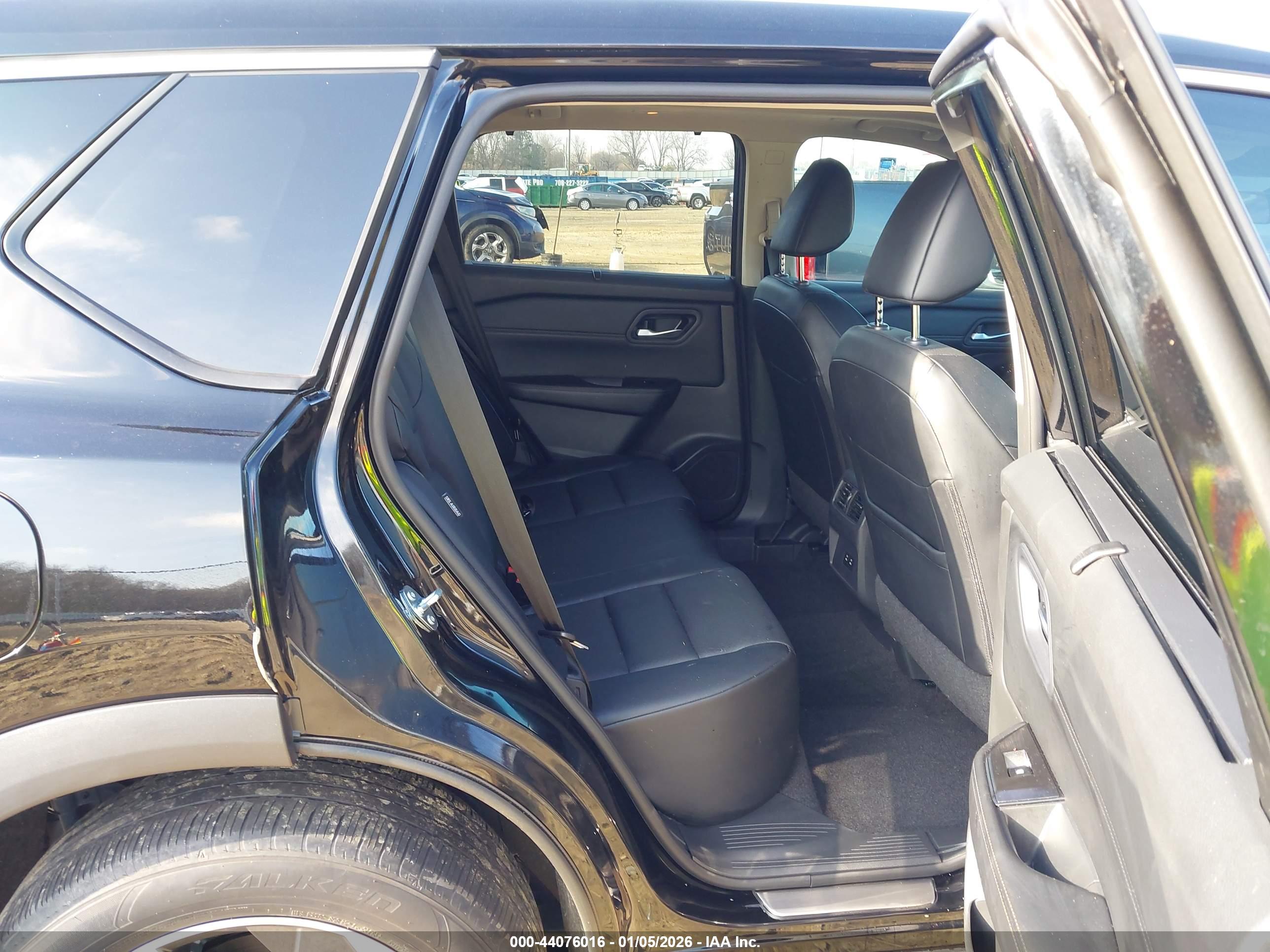 NISSAN ROGUE image 8