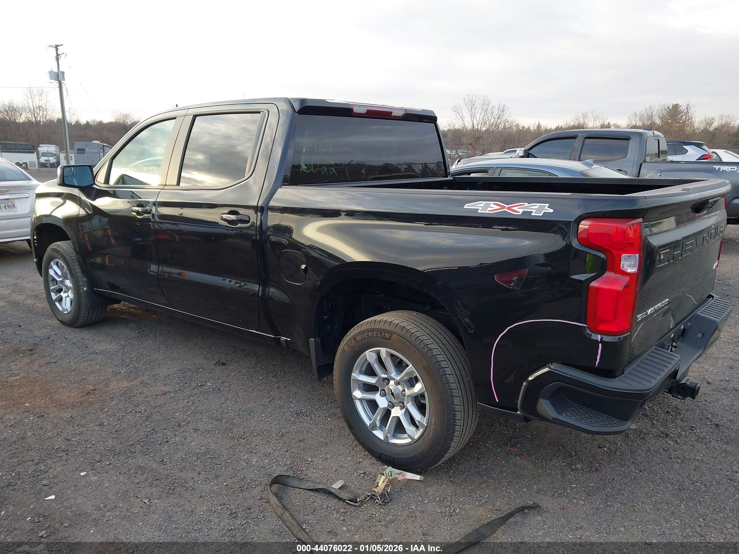 CHEVROLET SILVERADO image 3