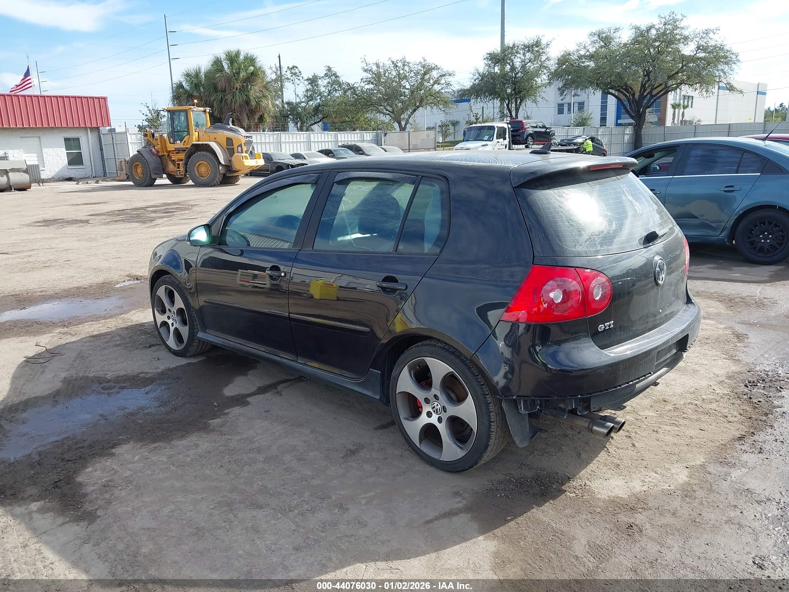 VOLKSWAGEN GTI image 3
