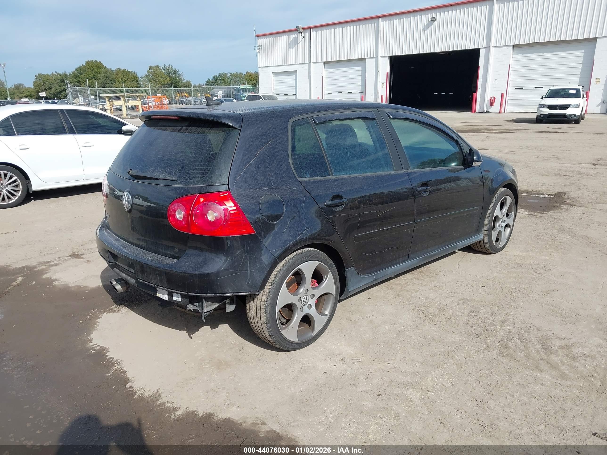 VOLKSWAGEN GTI image 4