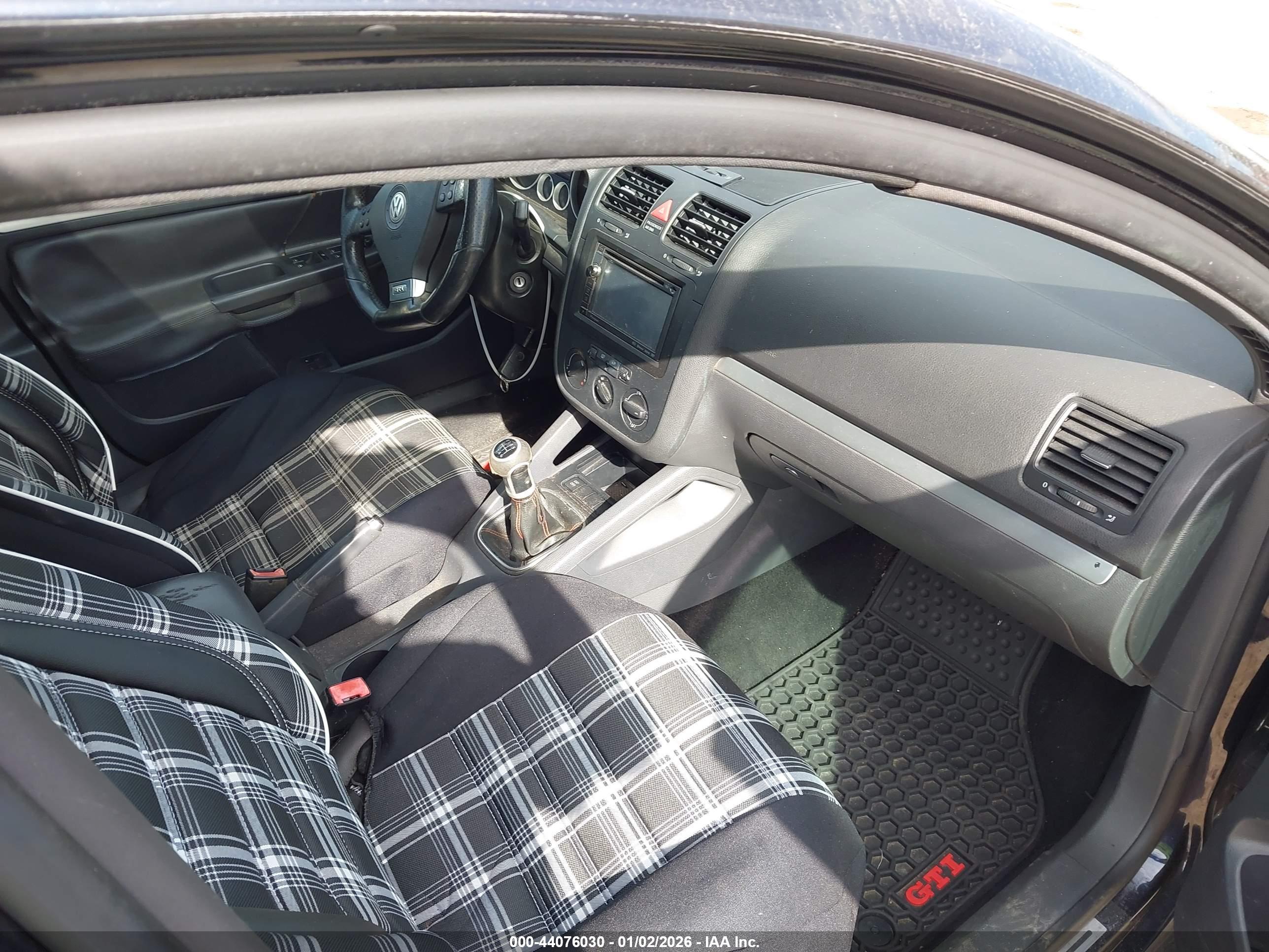 VOLKSWAGEN GTI image 5