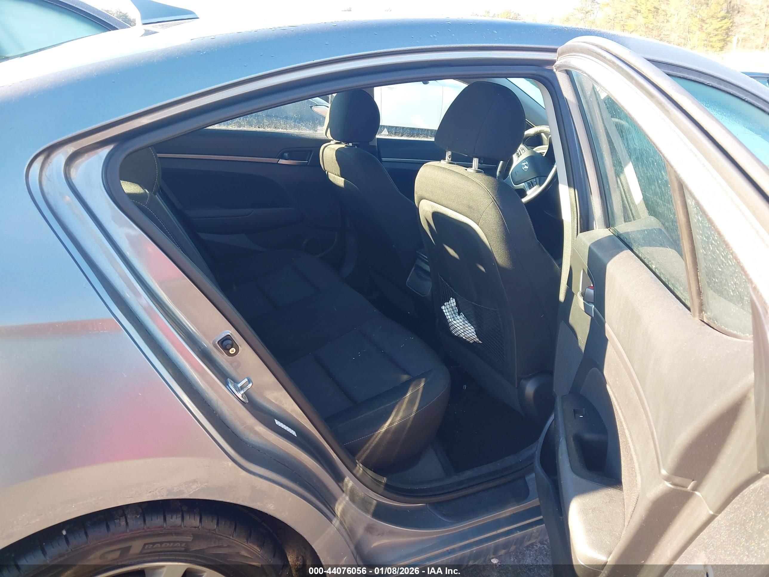 HYUNDAI ELANTRA image 8