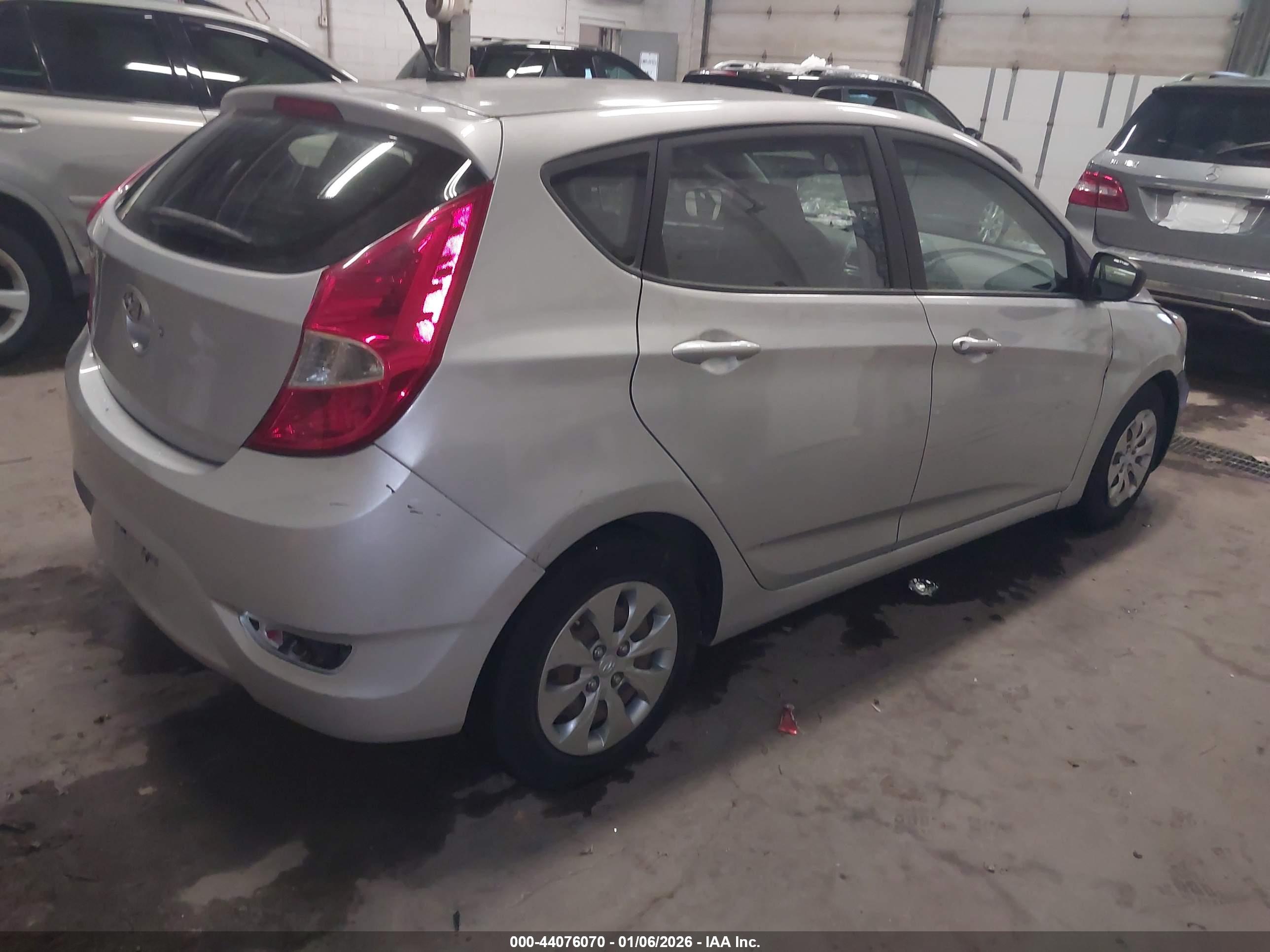 HYUNDAI ACCENT image 4