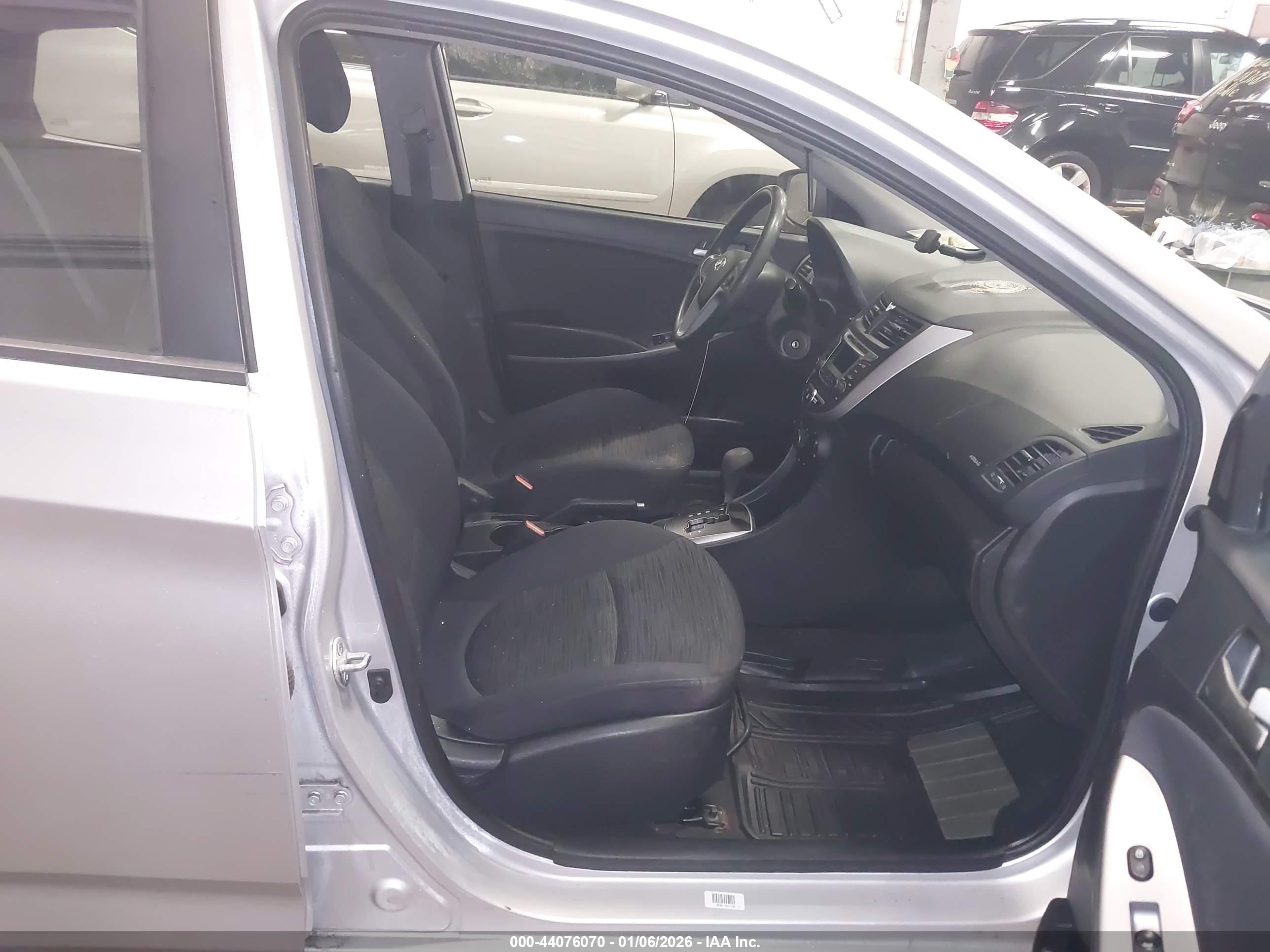 HYUNDAI ACCENT image 5