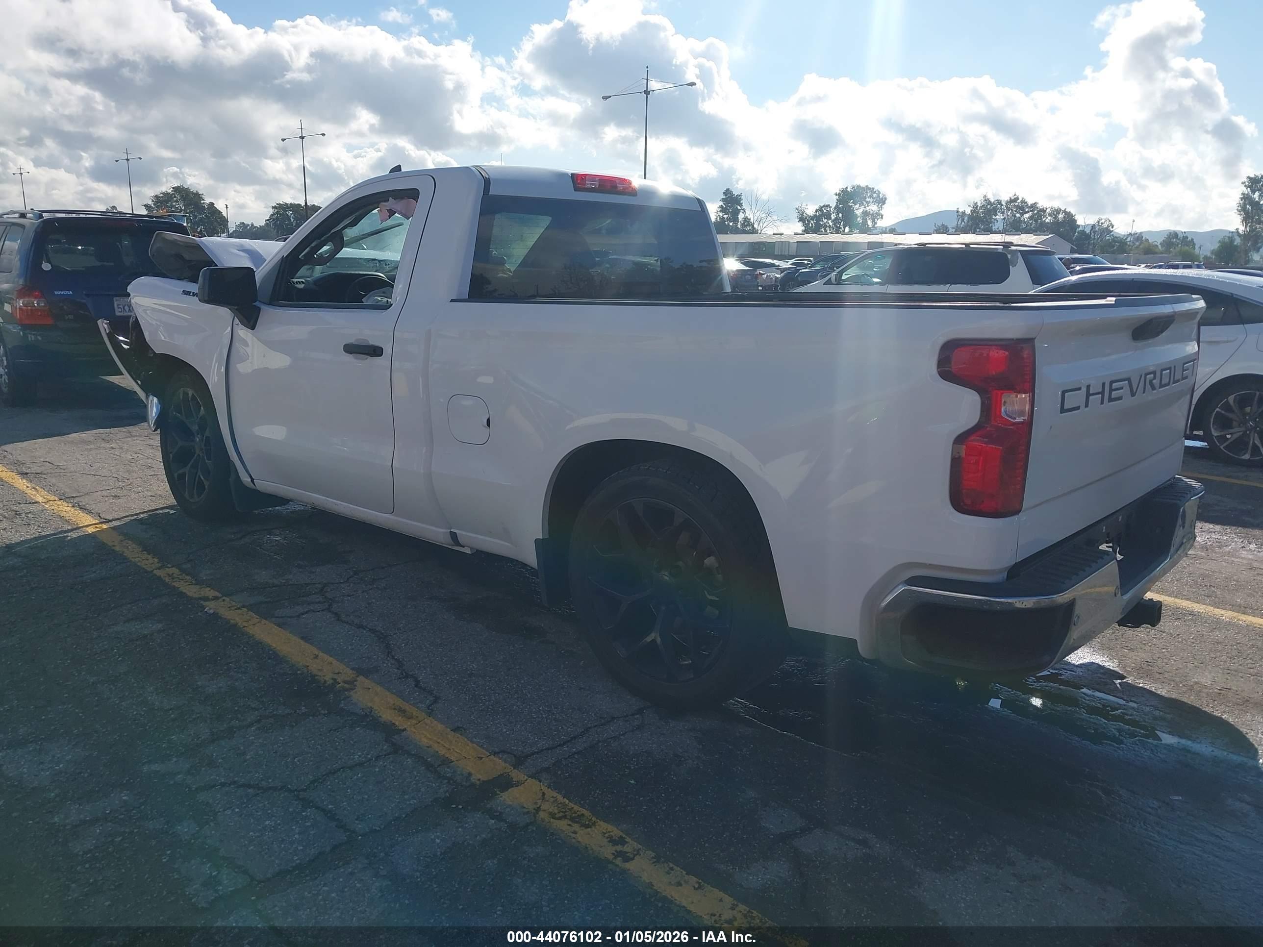 CHEVROLET SILVERADO image 3