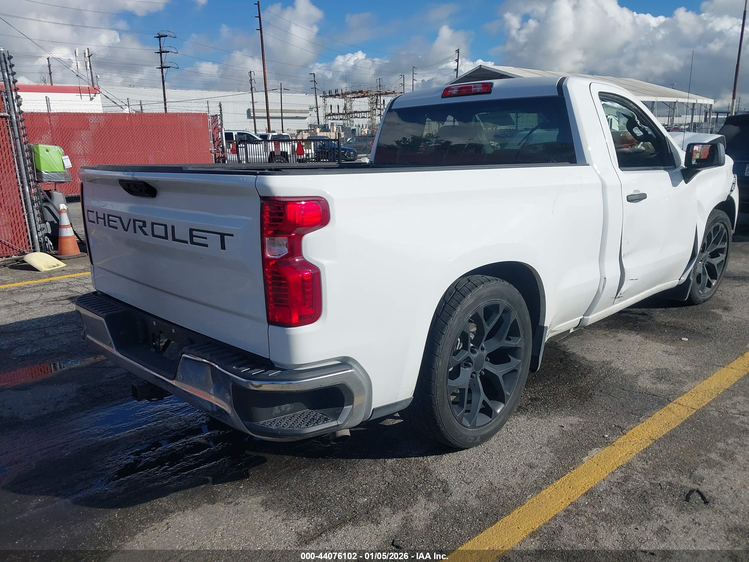 CHEVROLET SILVERADO image 4