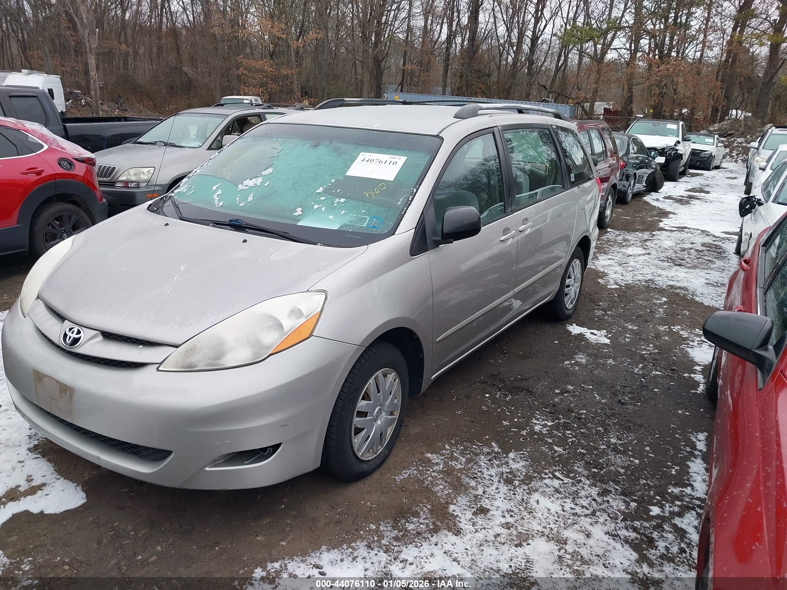 TOYOTA SIENNA image 2