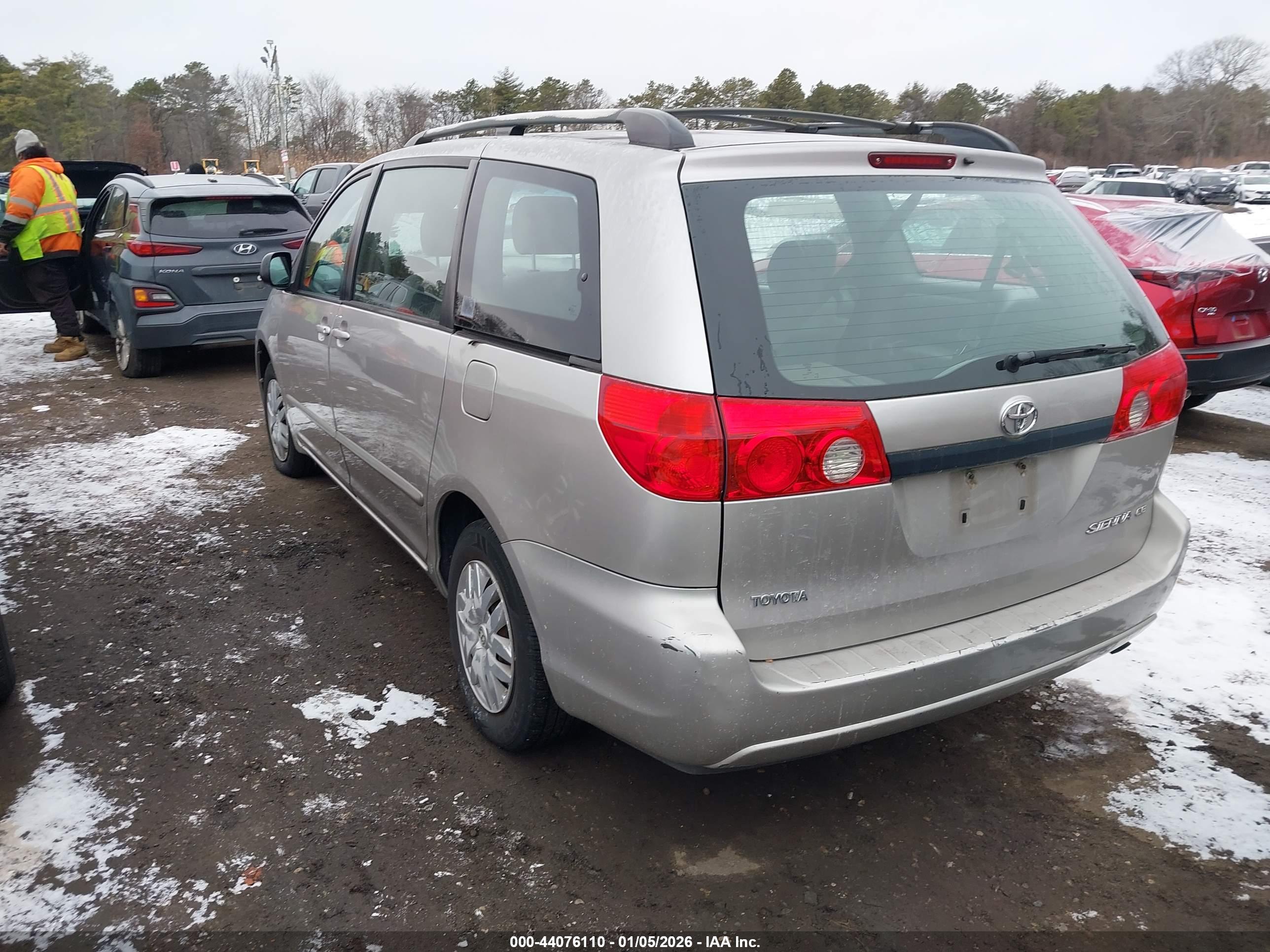 TOYOTA SIENNA image 3