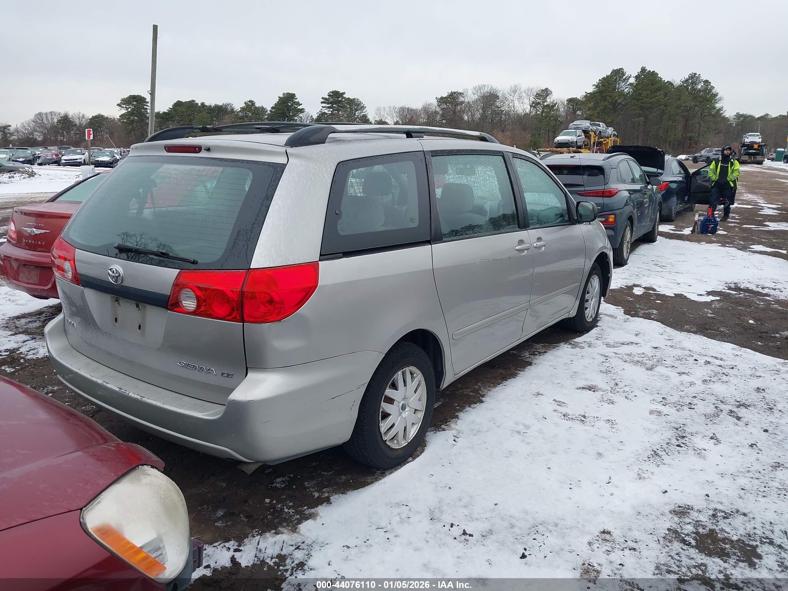 TOYOTA SIENNA image 4