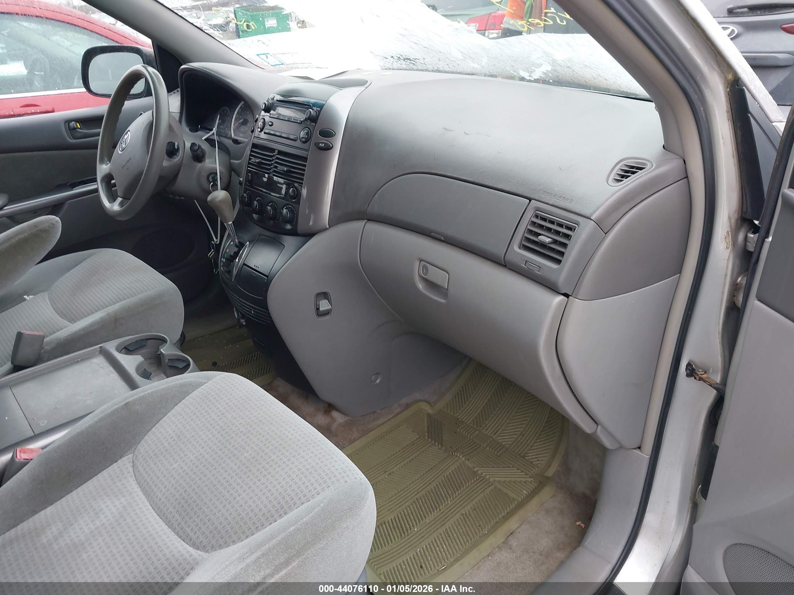 TOYOTA SIENNA image 5