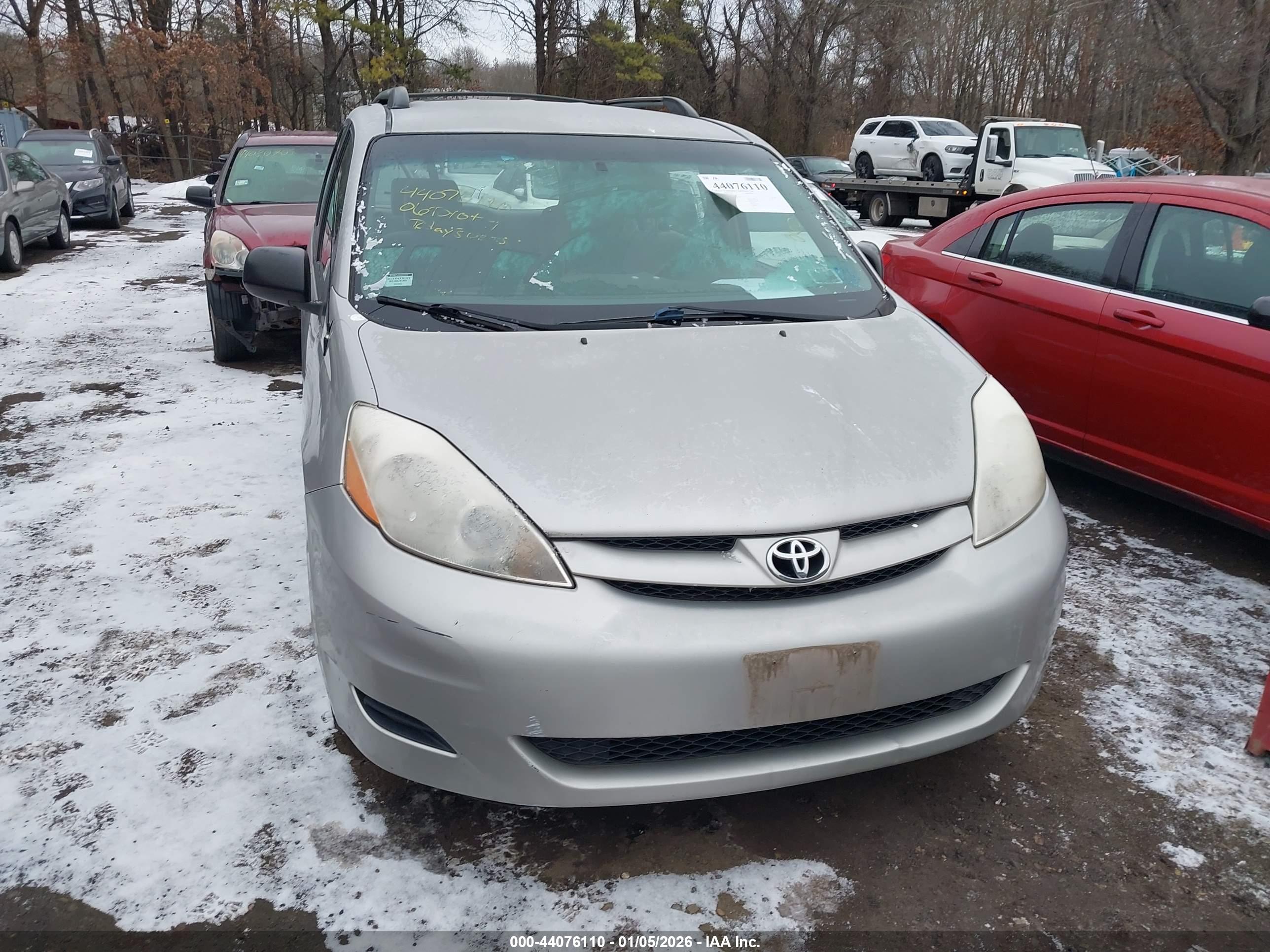 TOYOTA SIENNA image 6