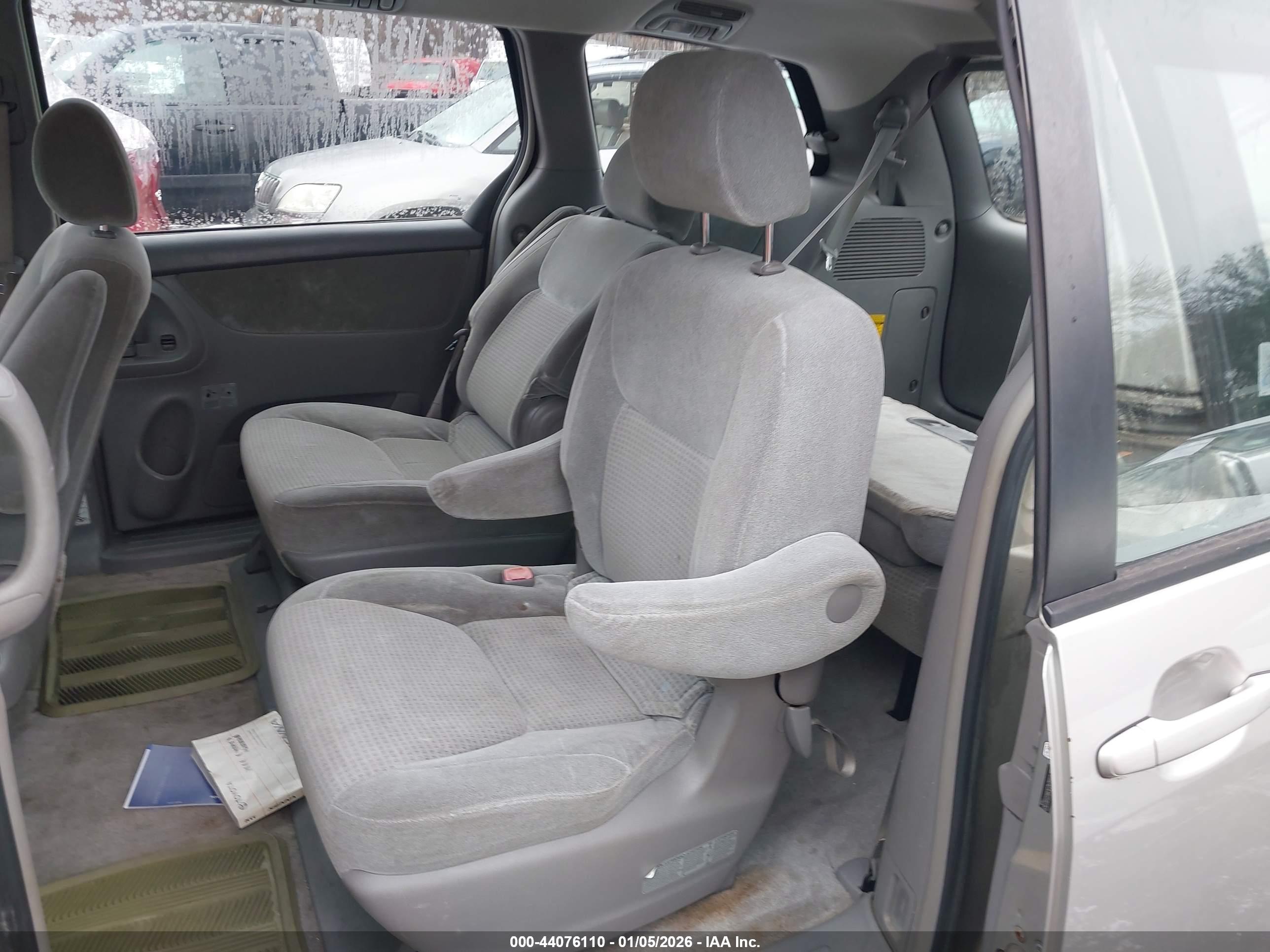 TOYOTA SIENNA image 8