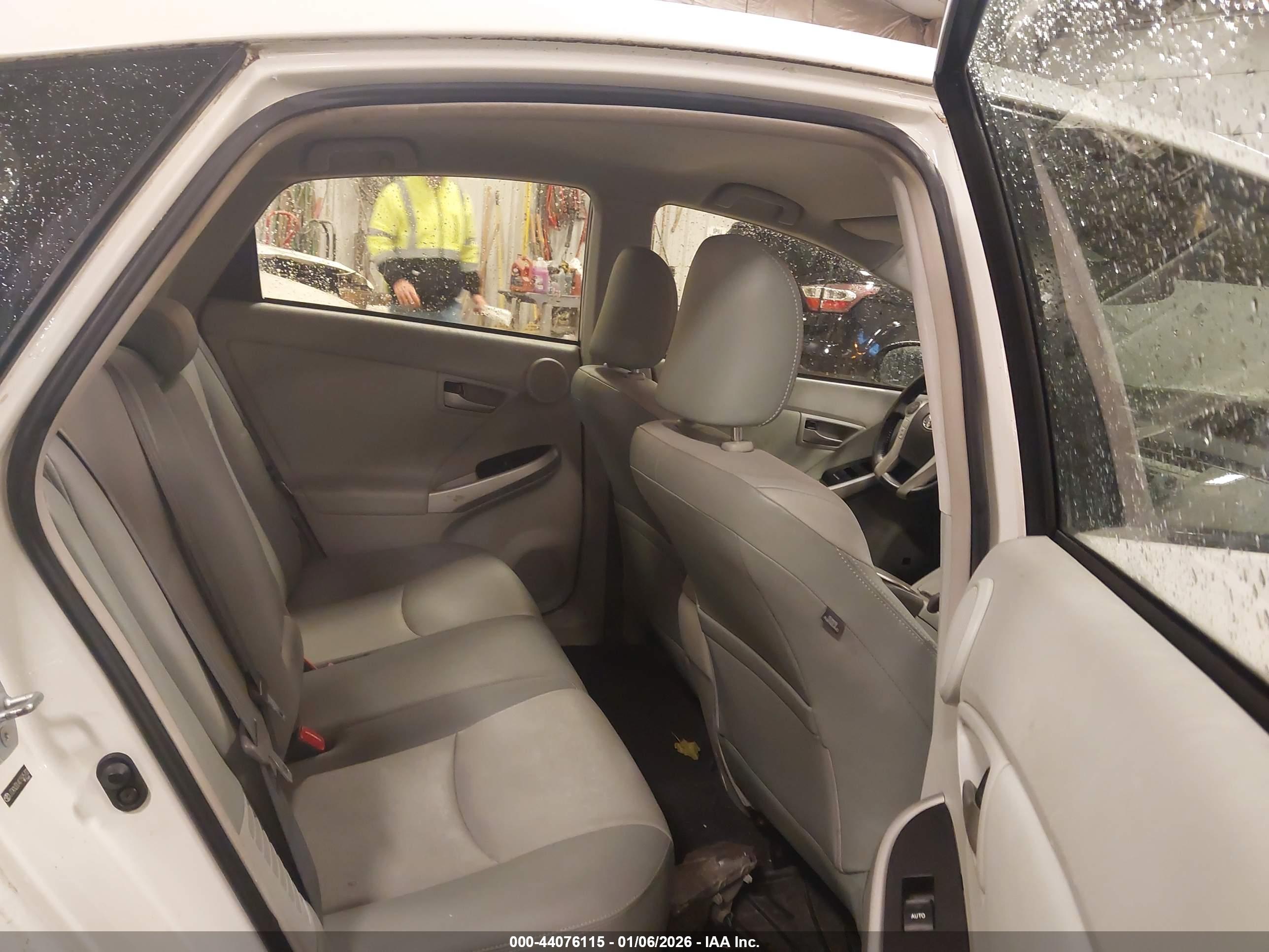 TOYOTA PRIUS image 8