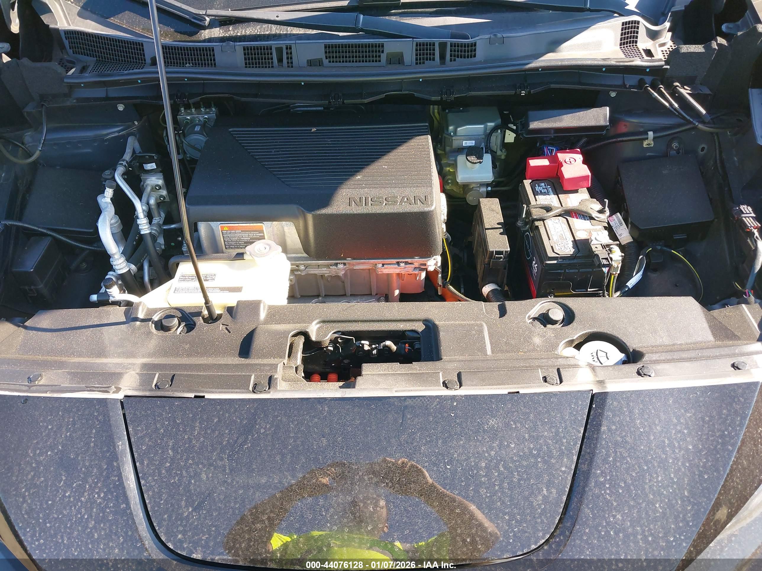 NISSAN LEAF image 10