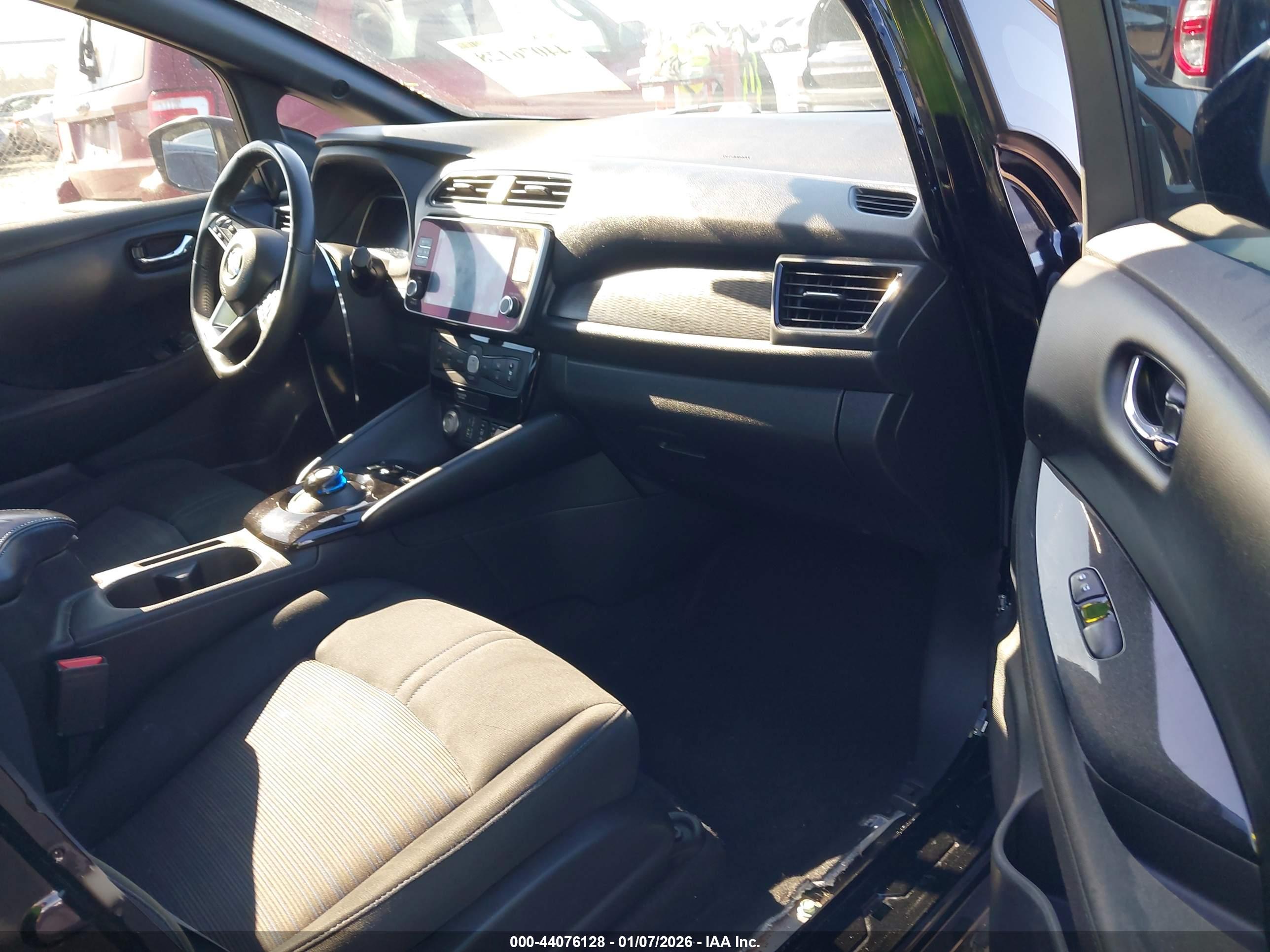 NISSAN LEAF image 5