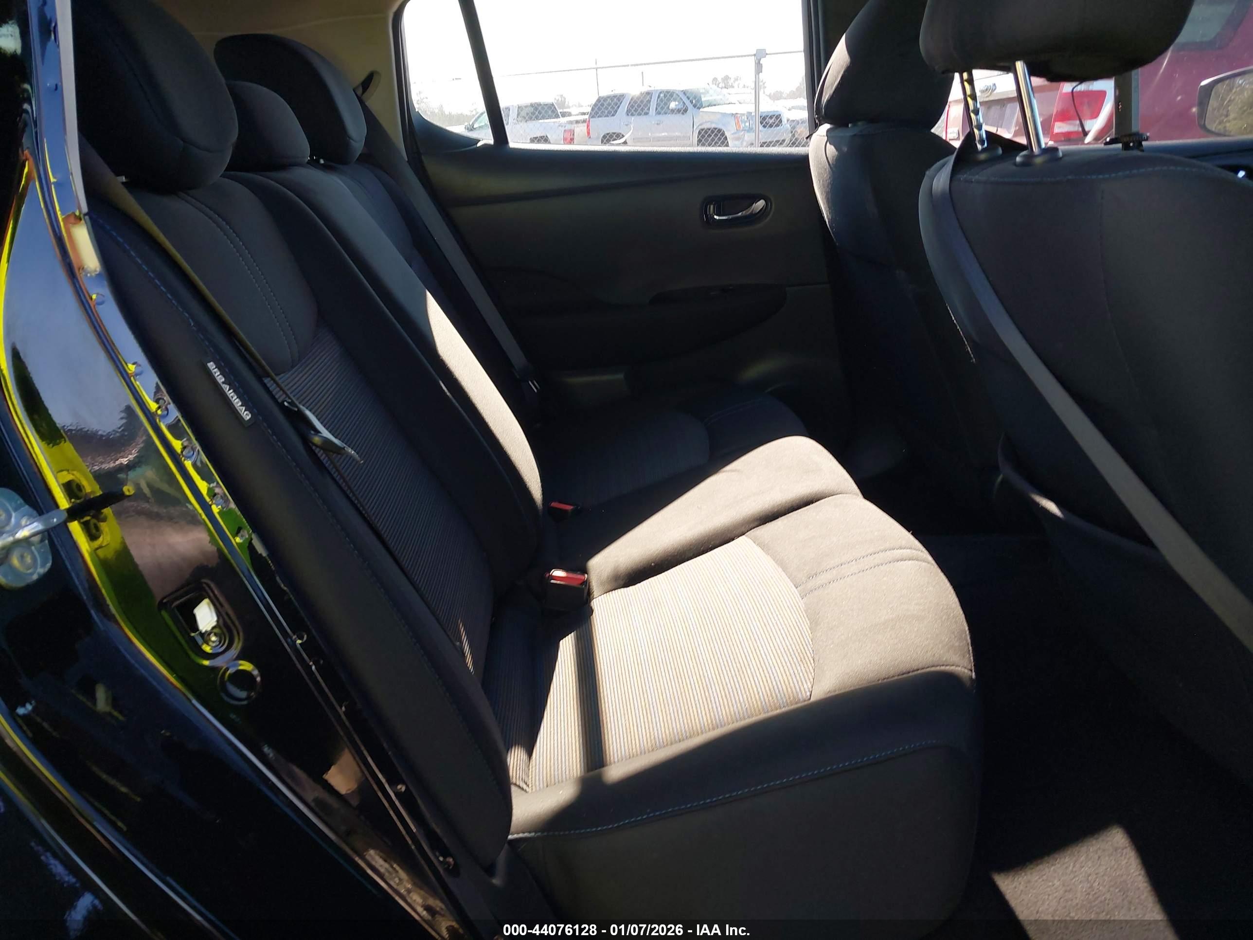 NISSAN LEAF image 8