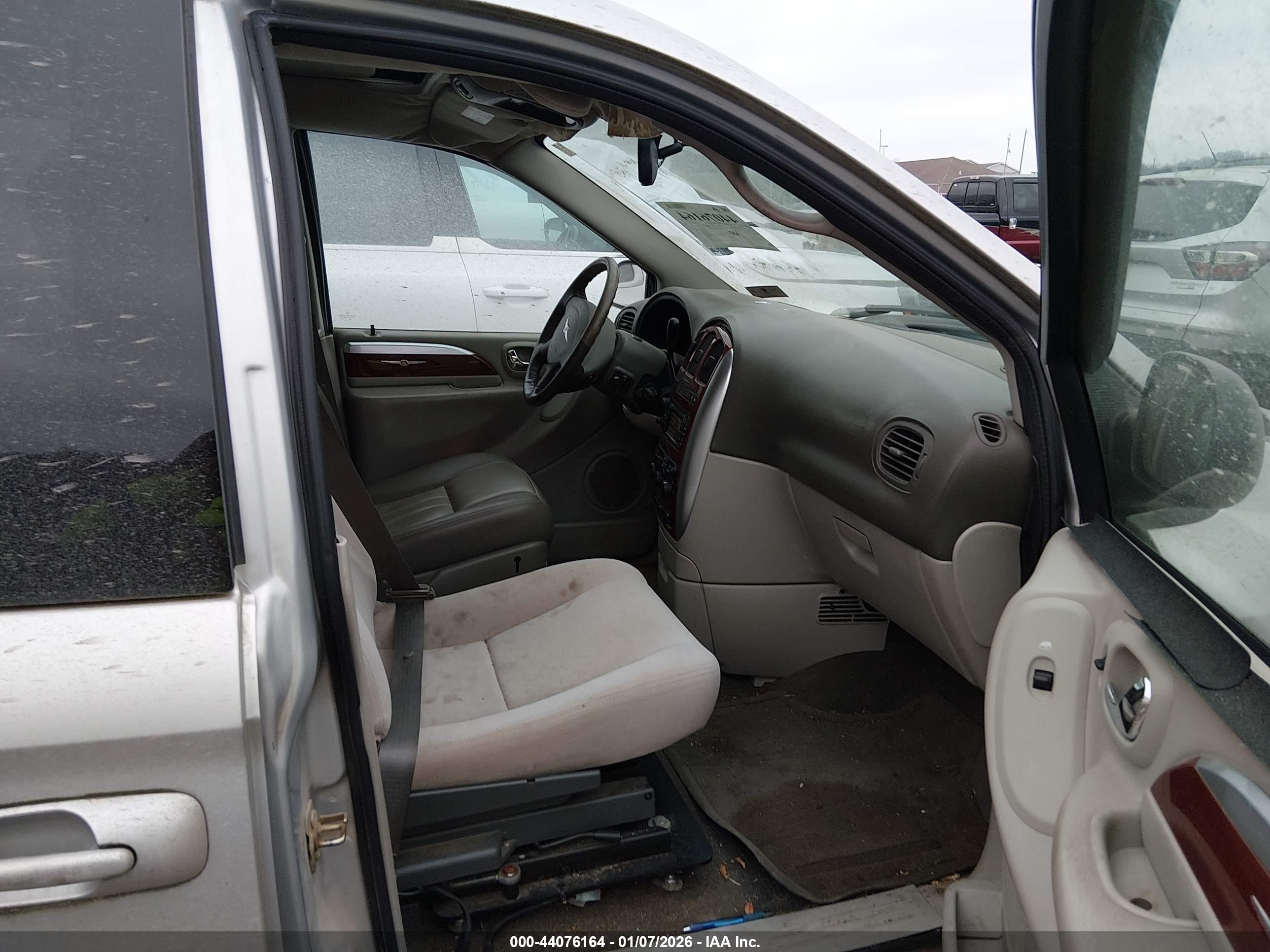CHRYSLER TOWN image 5