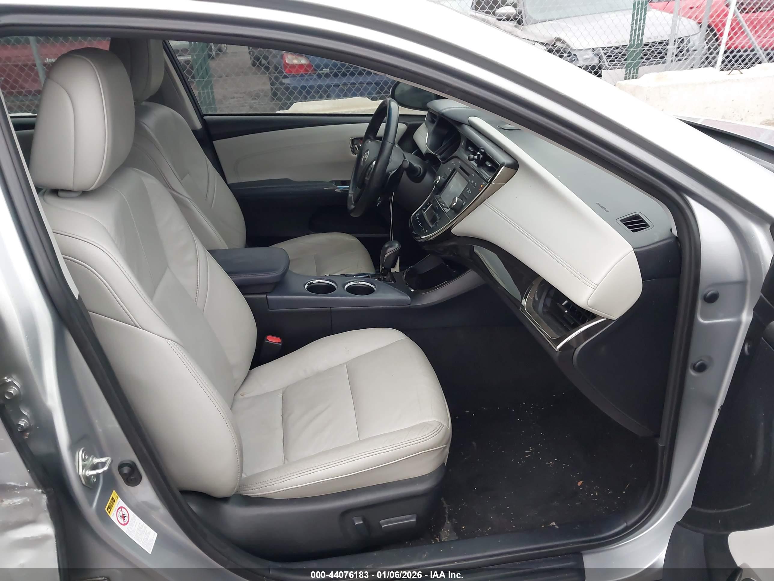 TOYOTA AVALON image 5