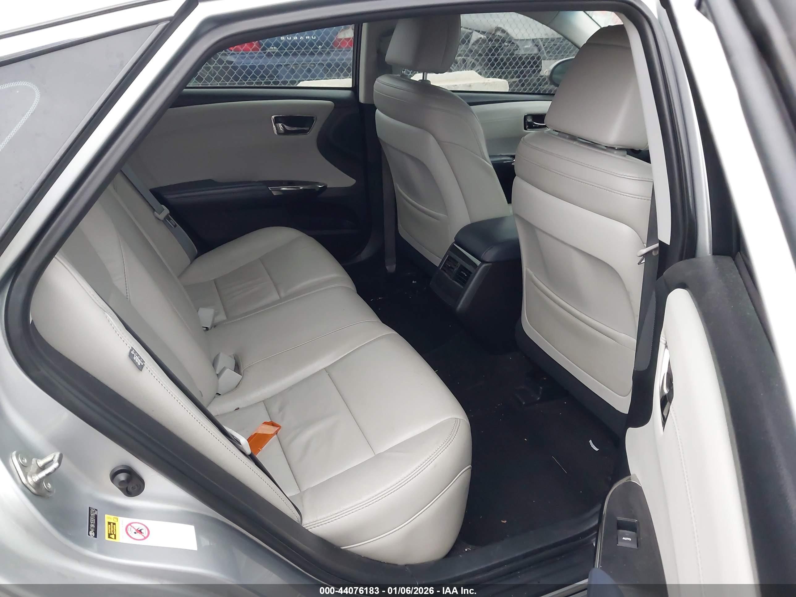 TOYOTA AVALON image 8