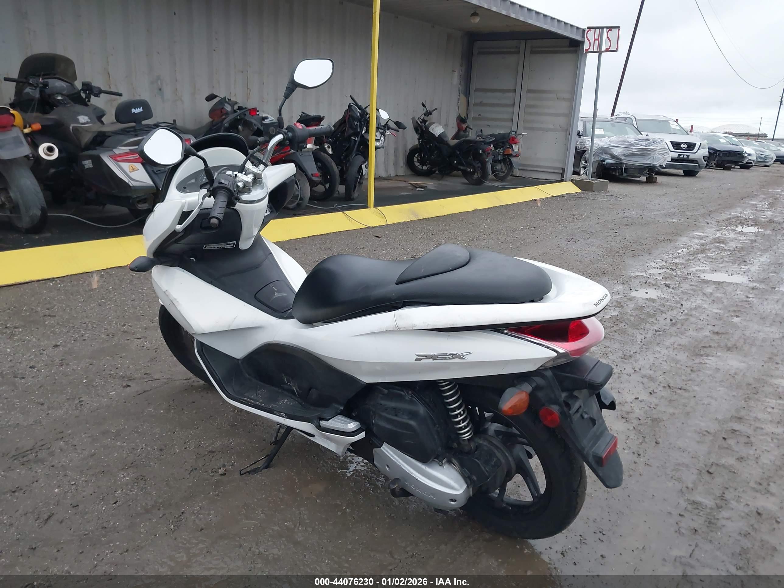 HONDA PCX image 3