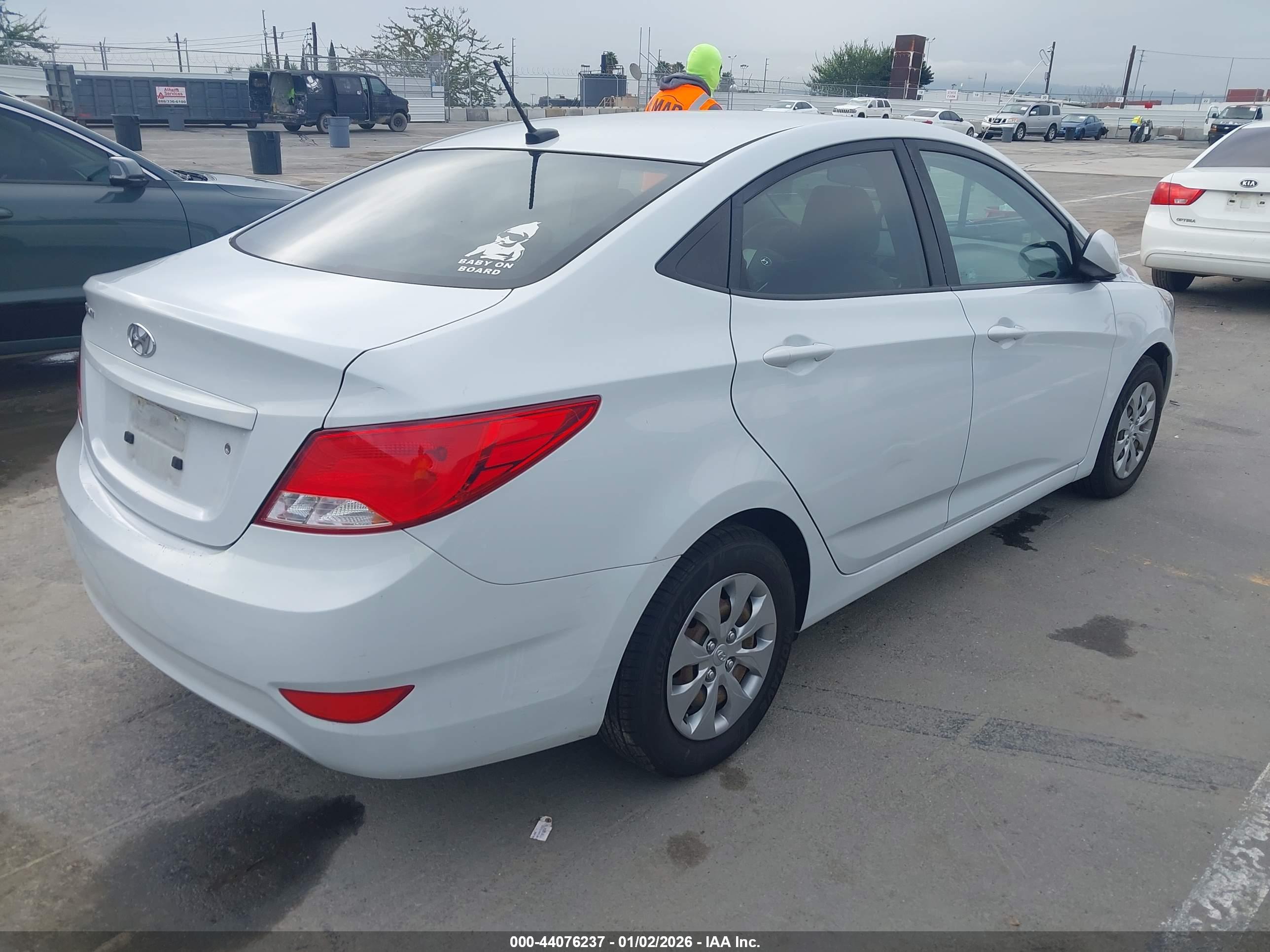 HYUNDAI ACCENT image 4