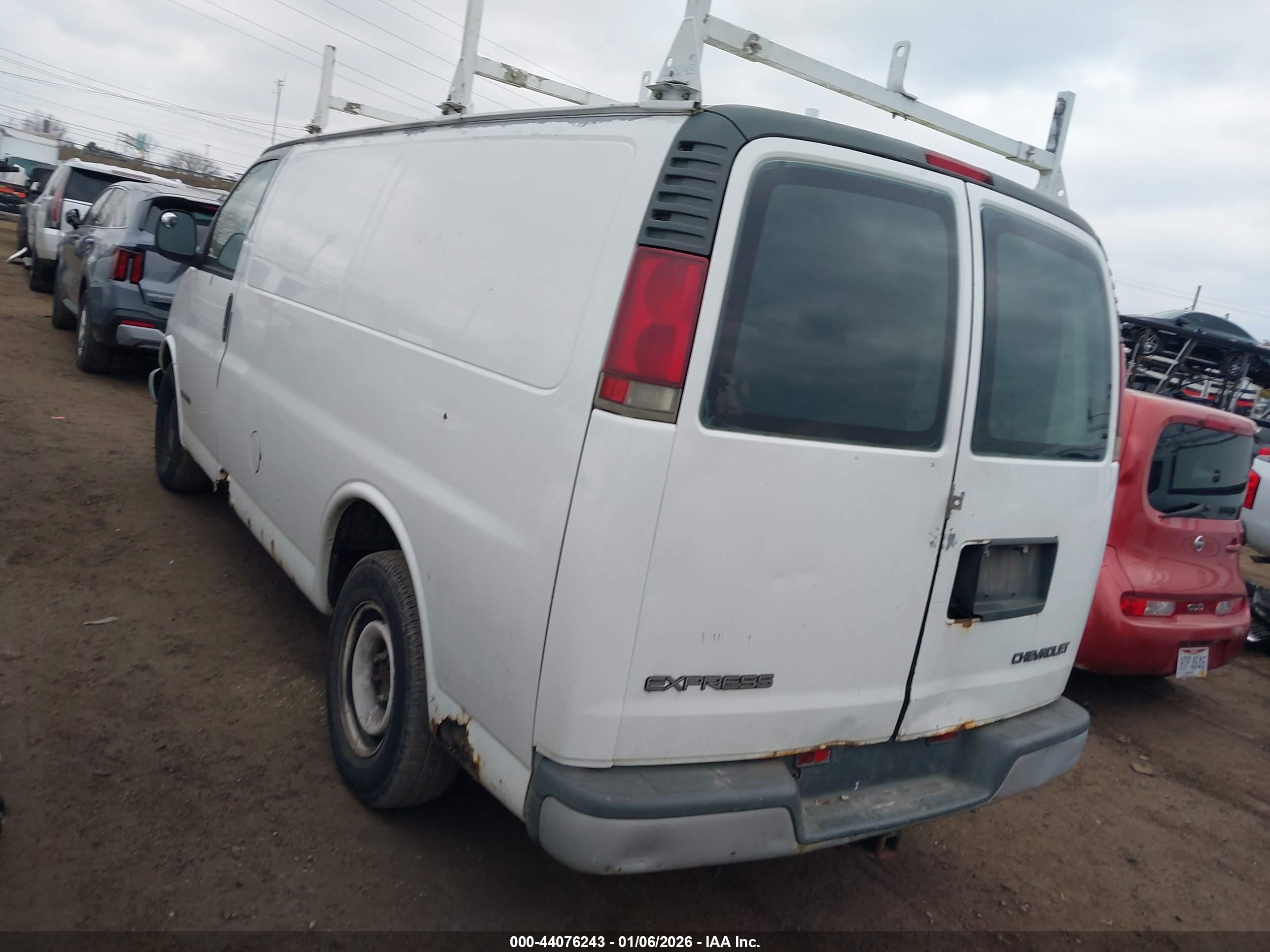 CHEVROLET EXPRESS image 3
