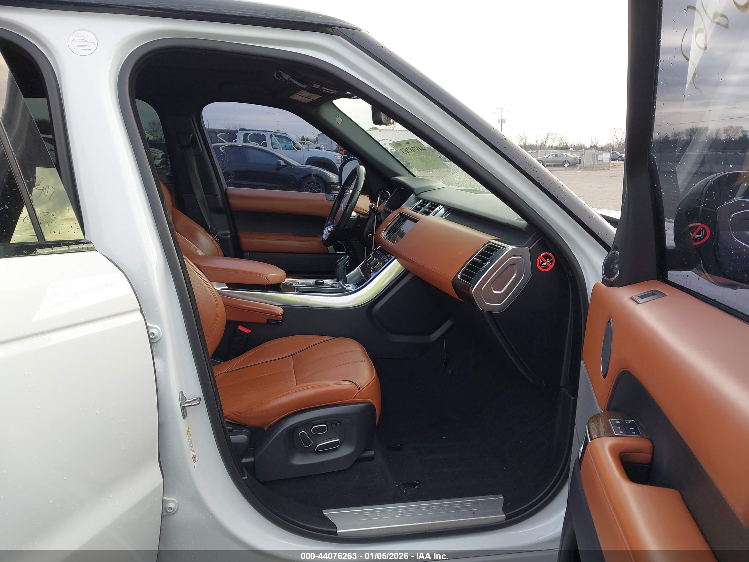 LAND ROVER image 5