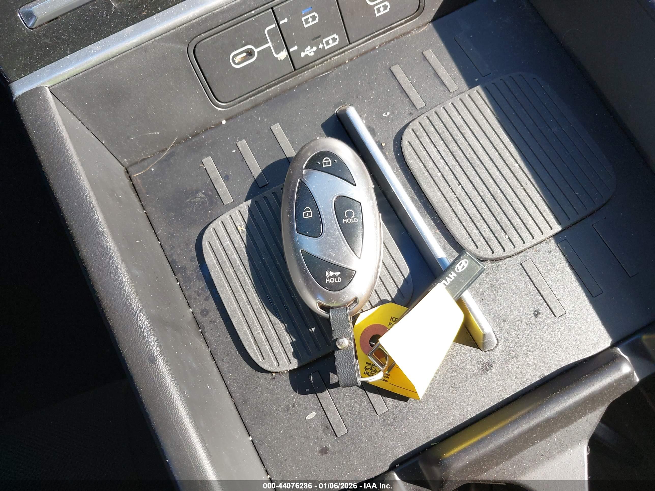 HYUNDAI SANTA image 11