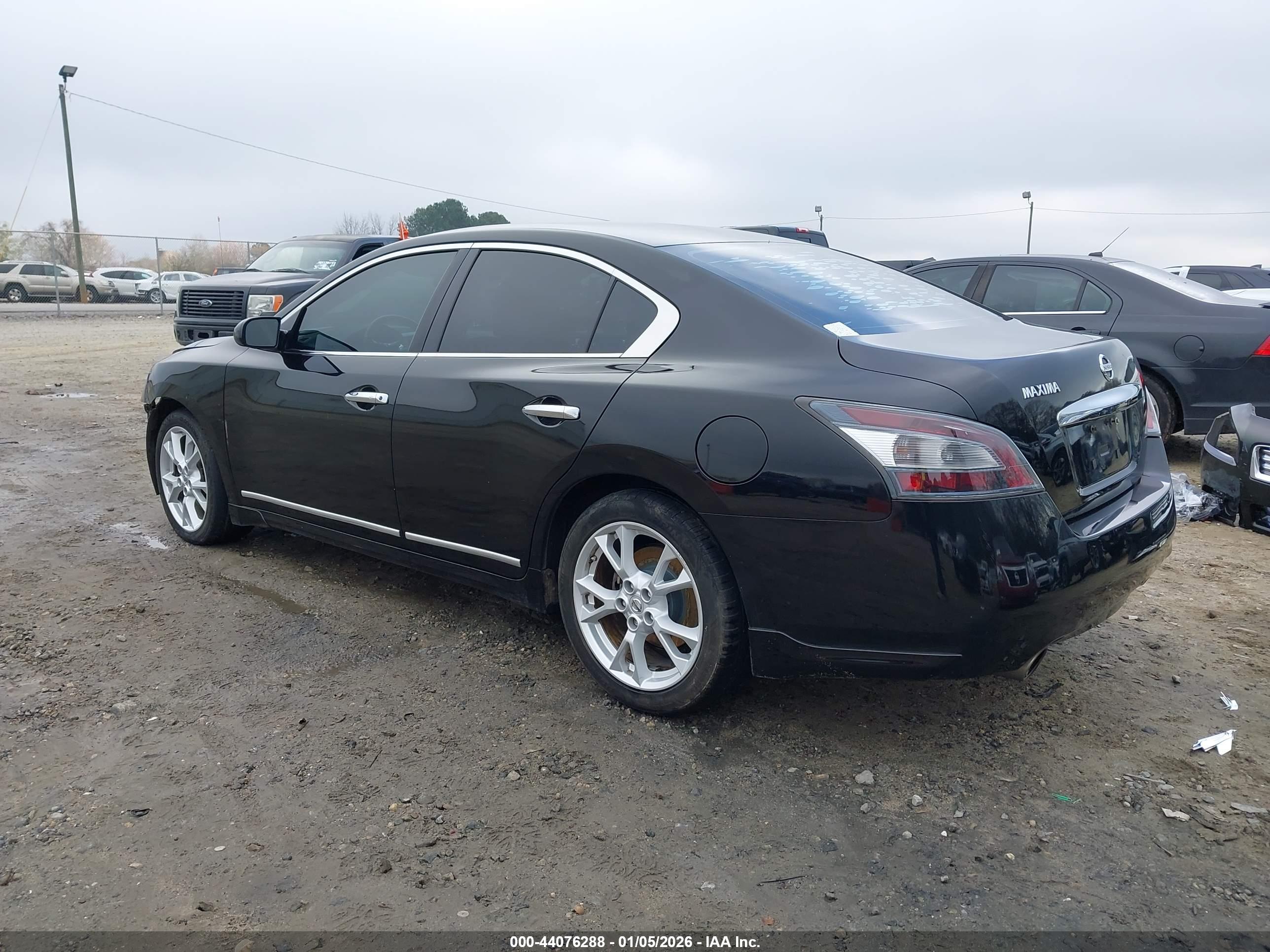 NISSAN MAXIMA image 3