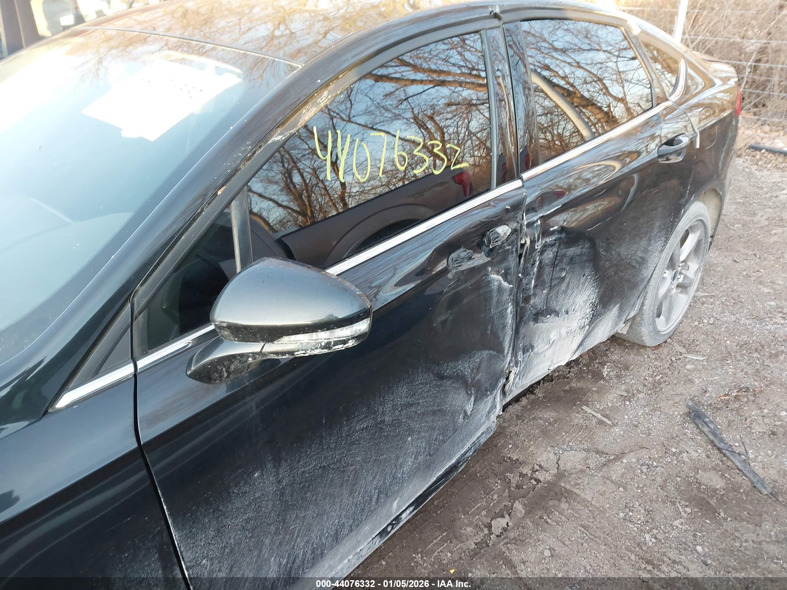 FORD FUSION image 6
