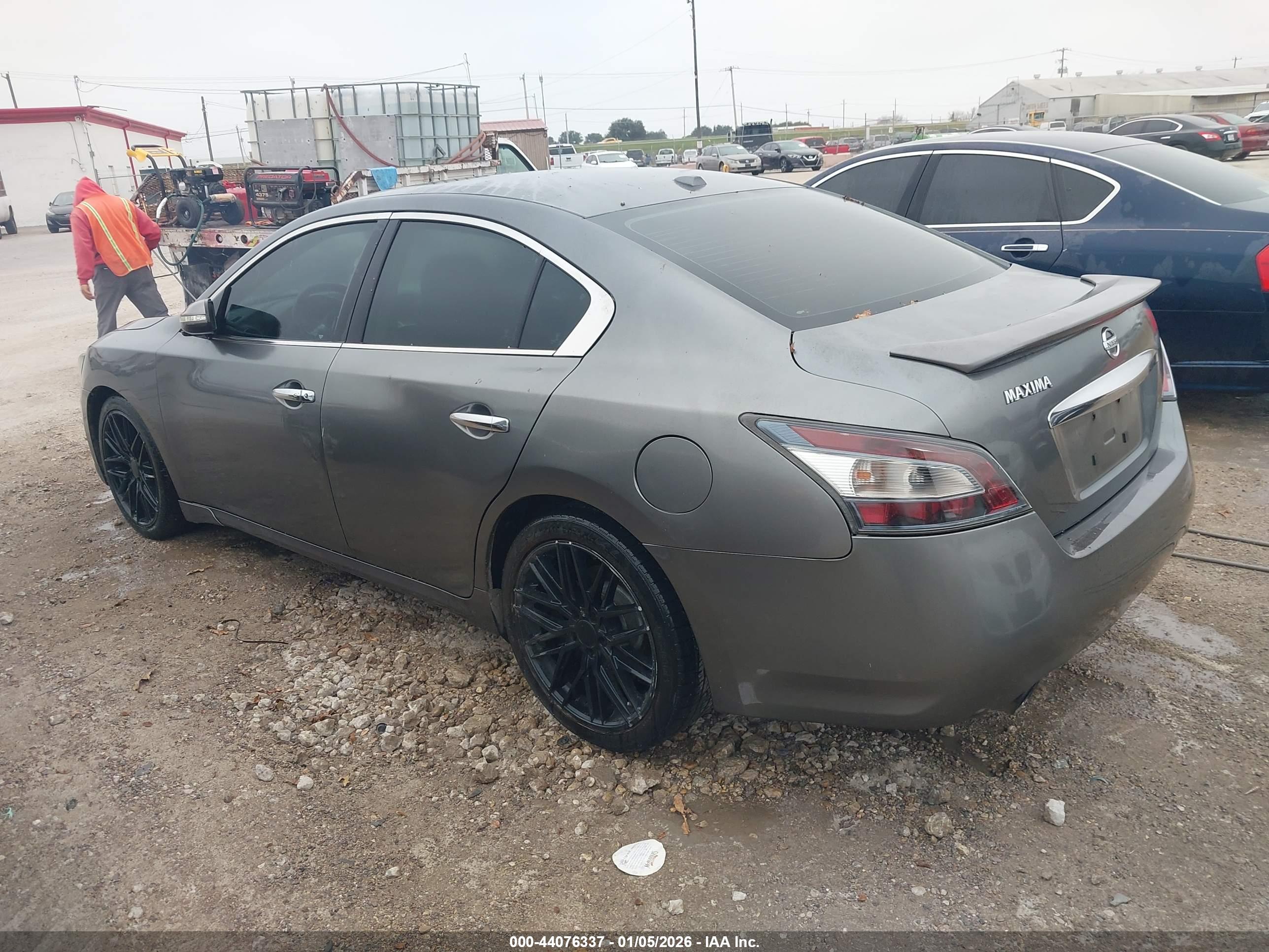 NISSAN MAXIMA image 3