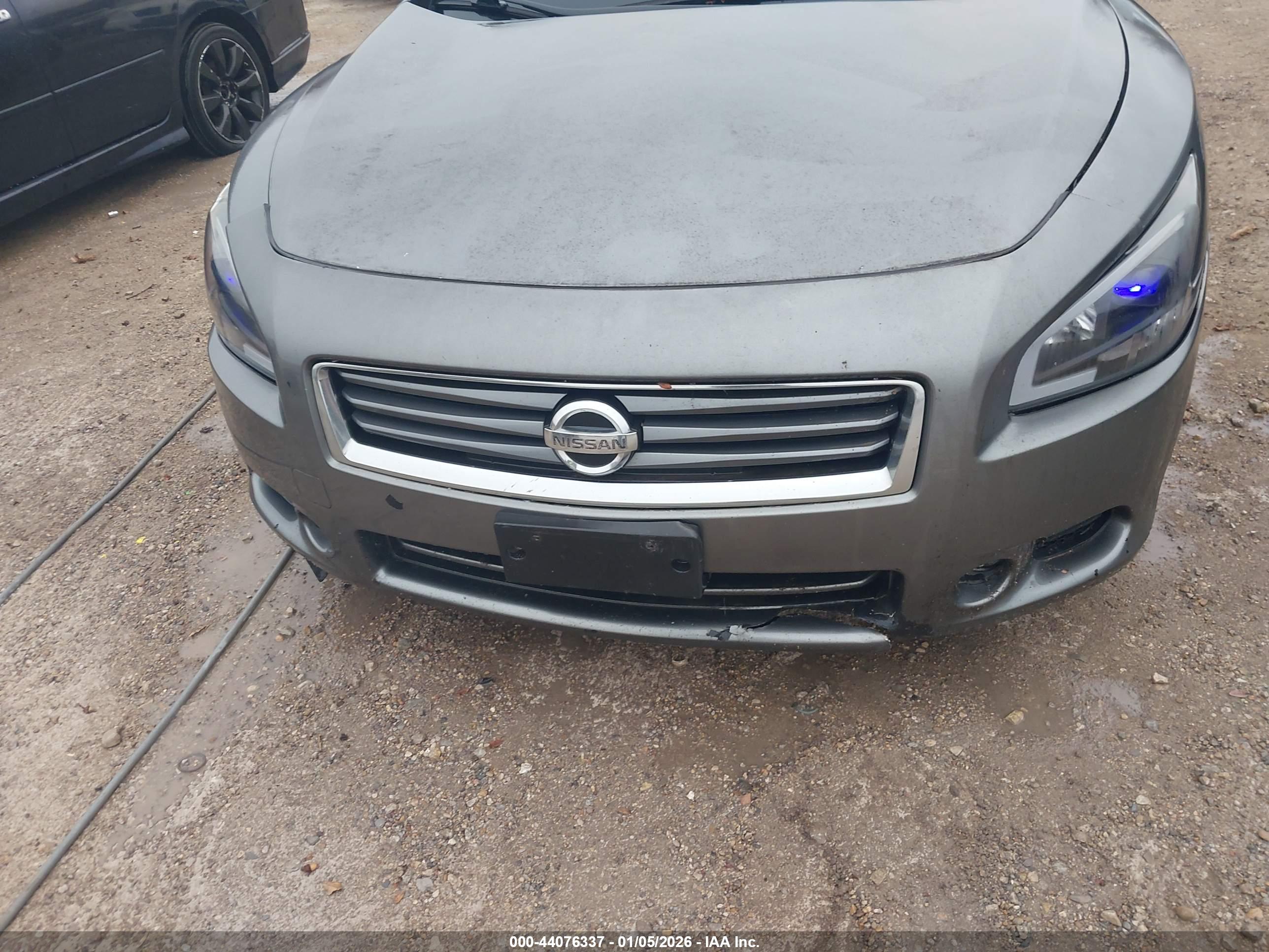 NISSAN MAXIMA image 6
