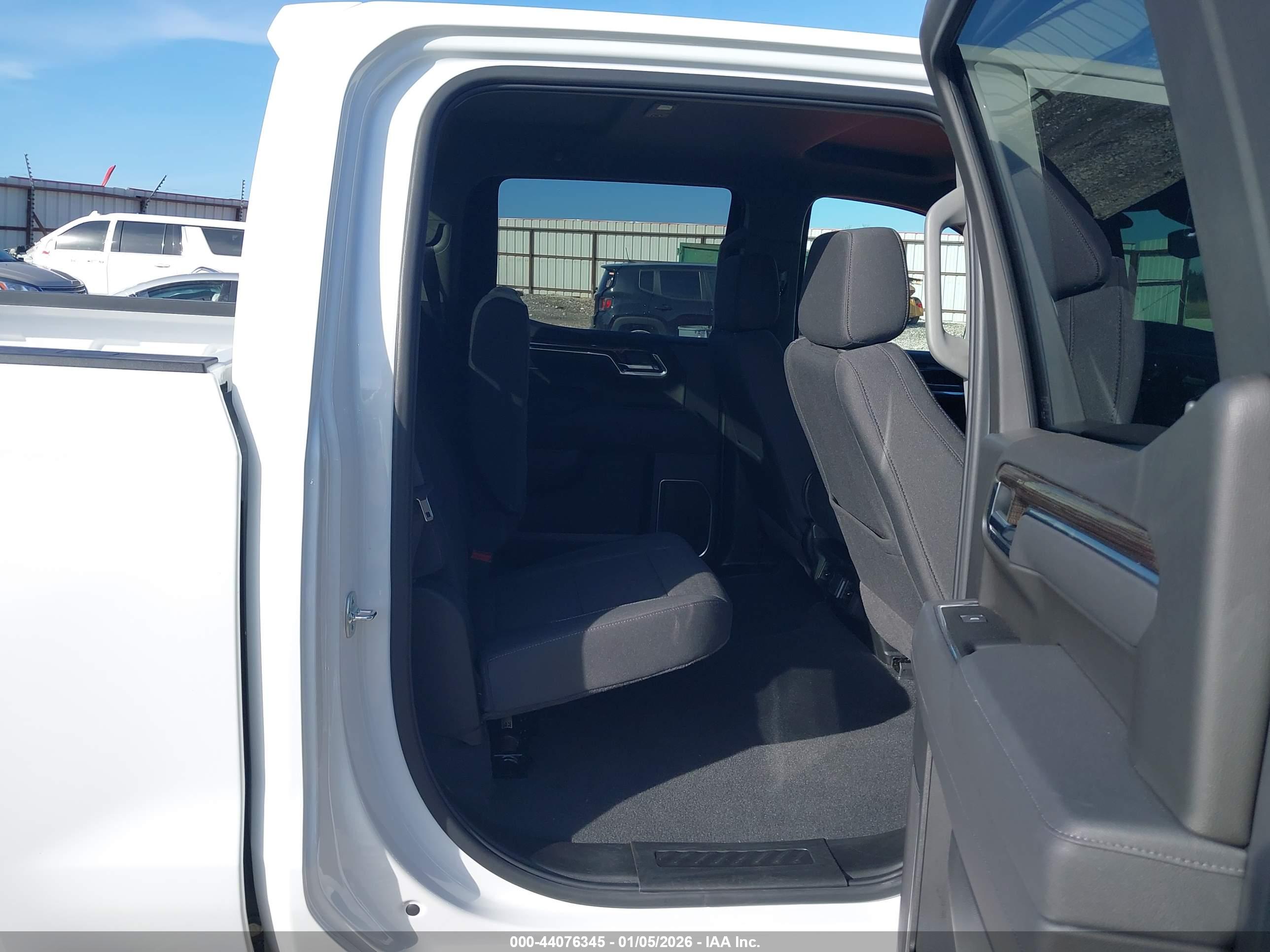 CHEVROLET SILVERADO image 8